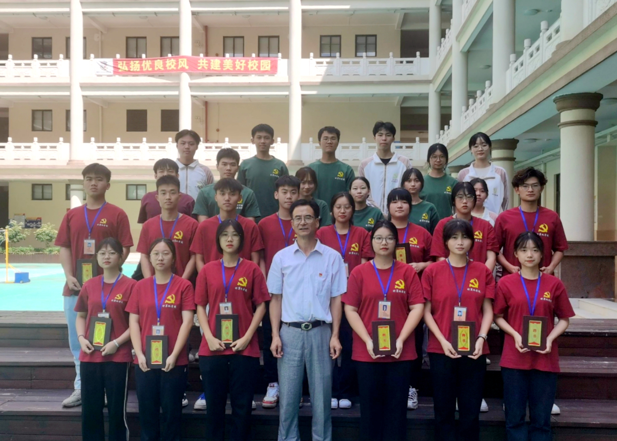 图为集体合照.jpg