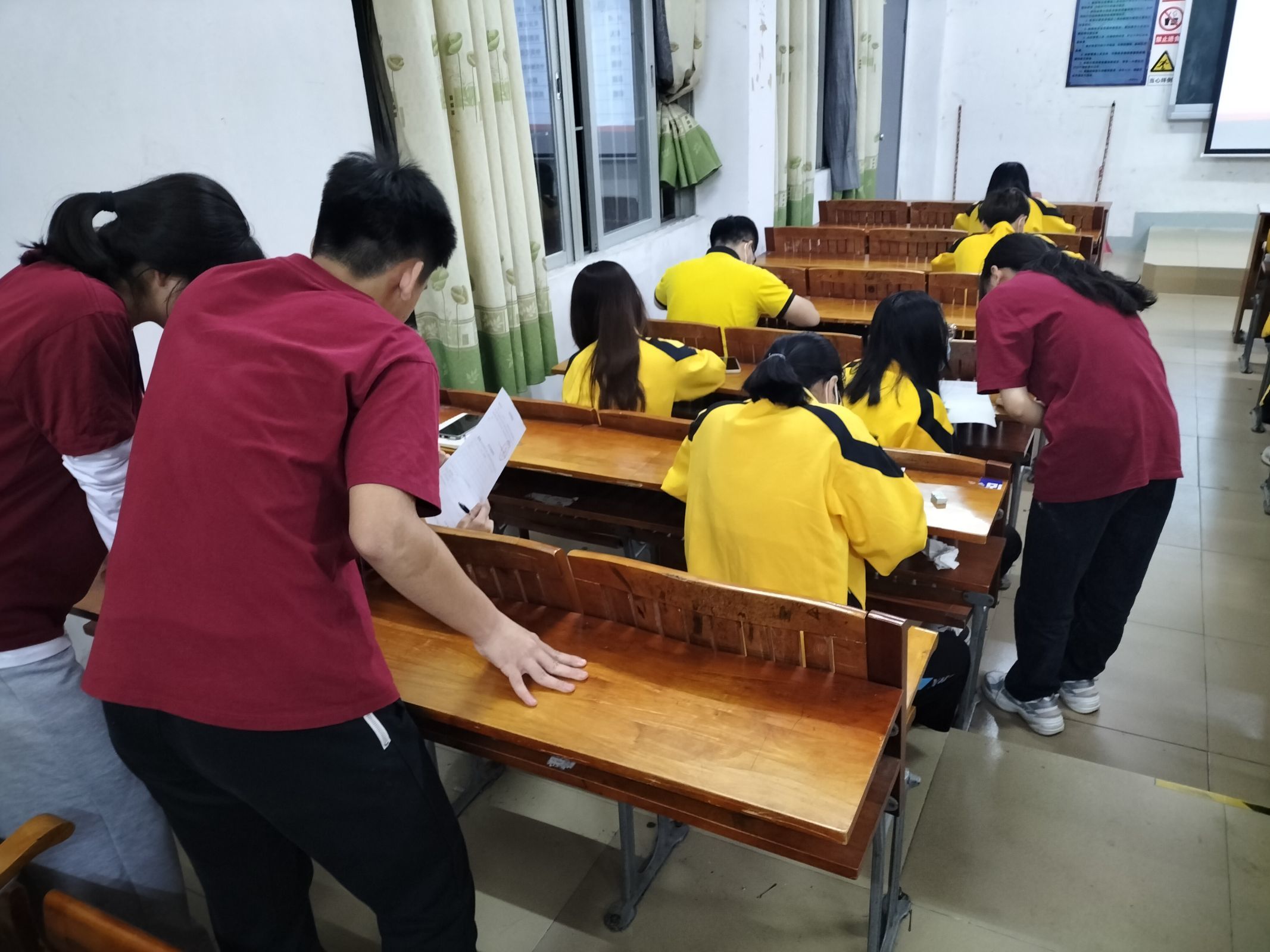 图为工作人员帮助发展对象现场解决问题.jpg