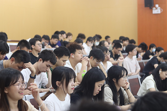 图为同学们在认真听讲.jpg