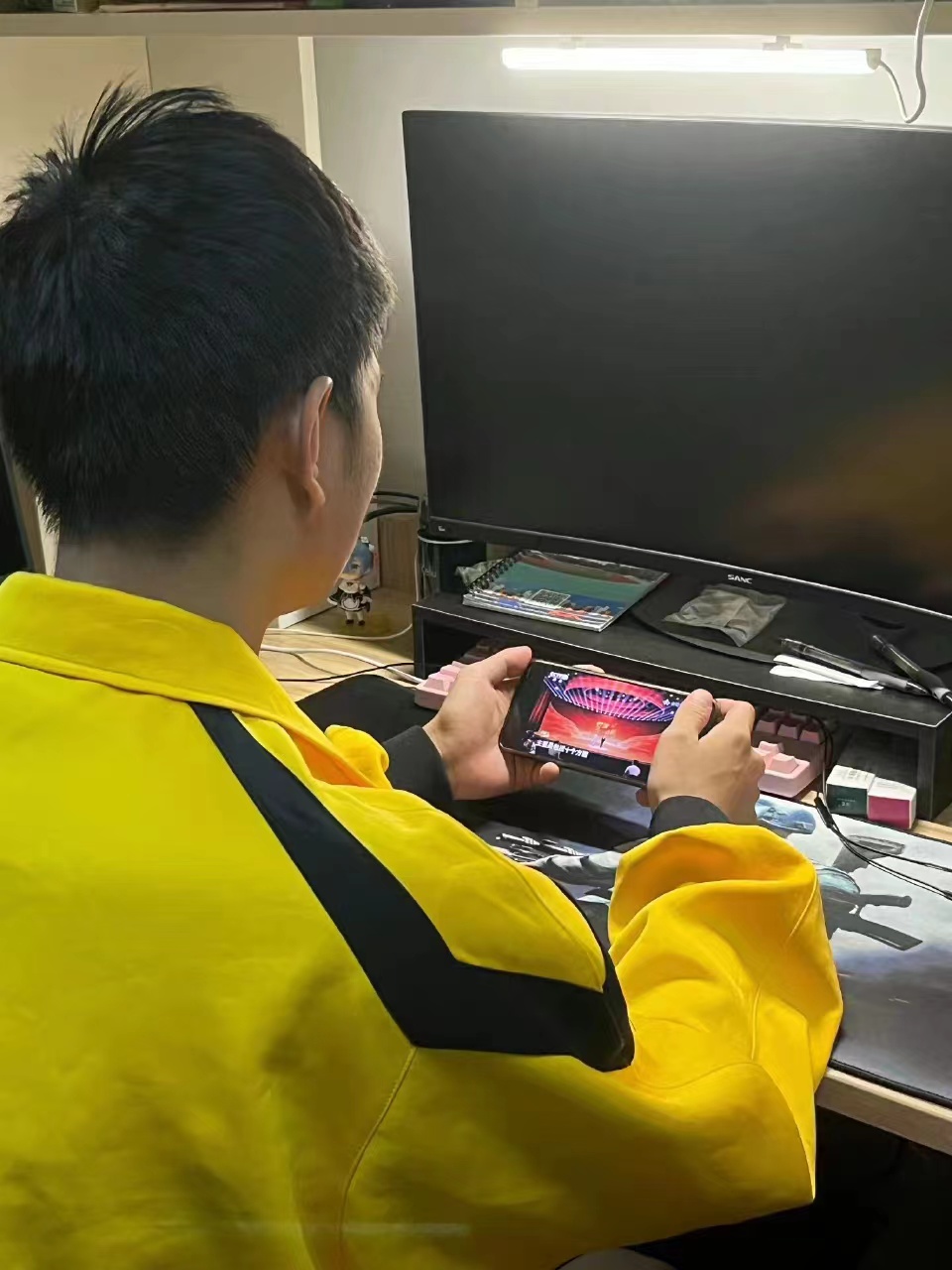 图为入党积极分子认真观看2.jpg
