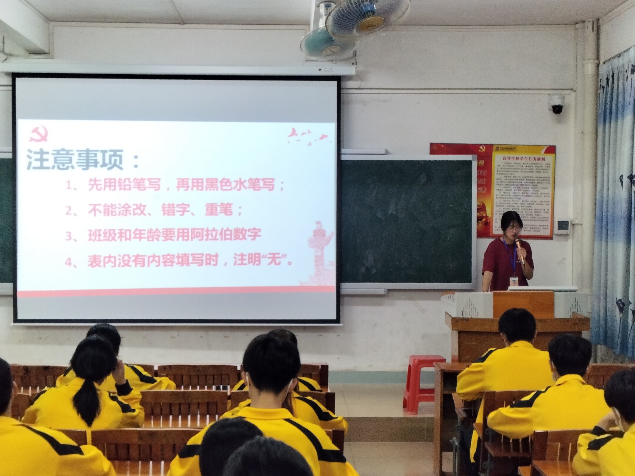 图为工作人员说明注意事项.jpg