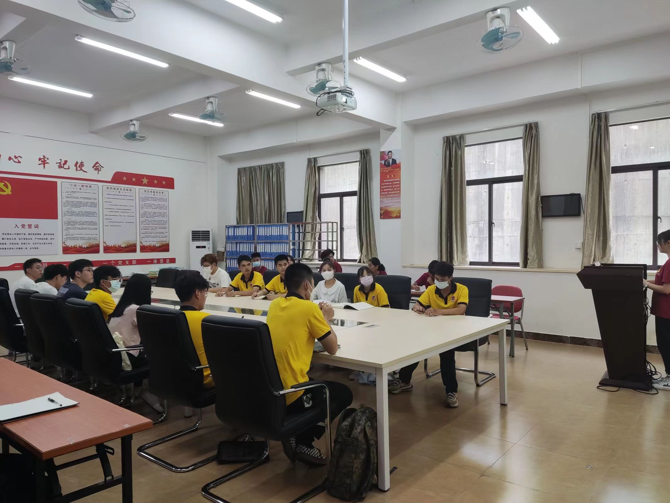 图为22级团支书在认真听讲.jpg