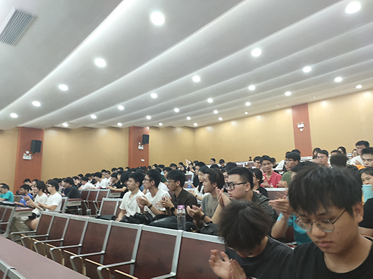 图为学生积极参与互动.jpg