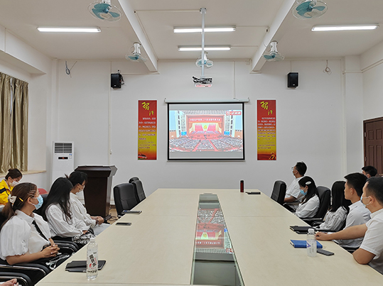 图为师生党员观看直播.jpg