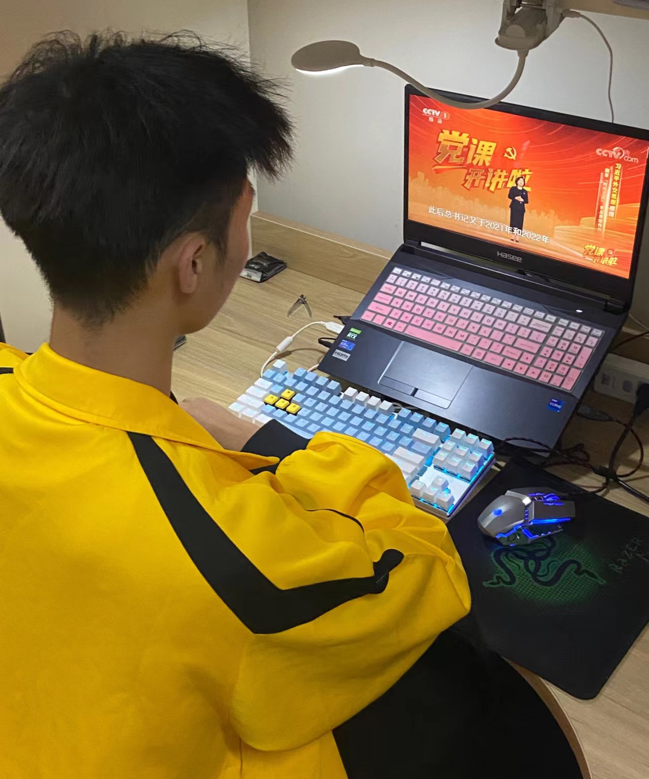 图为入党积极分子认真观看 1.jpg