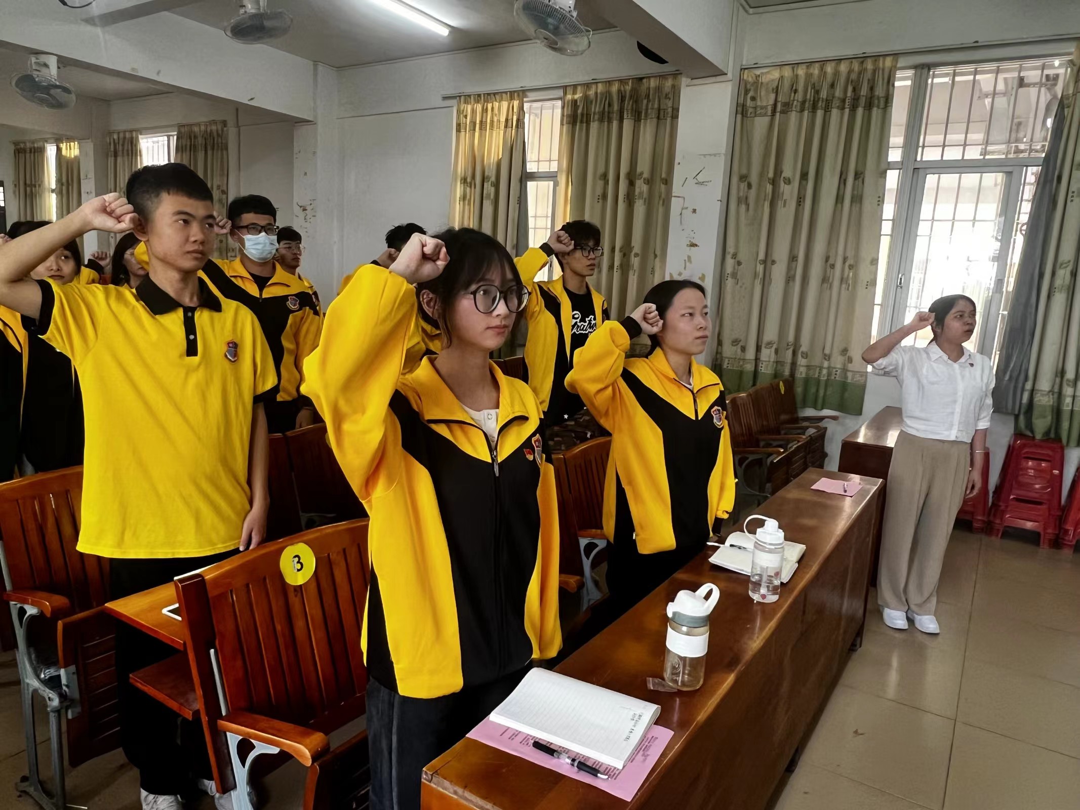 图为梁少萍带领大家庄严宣誓.jpg