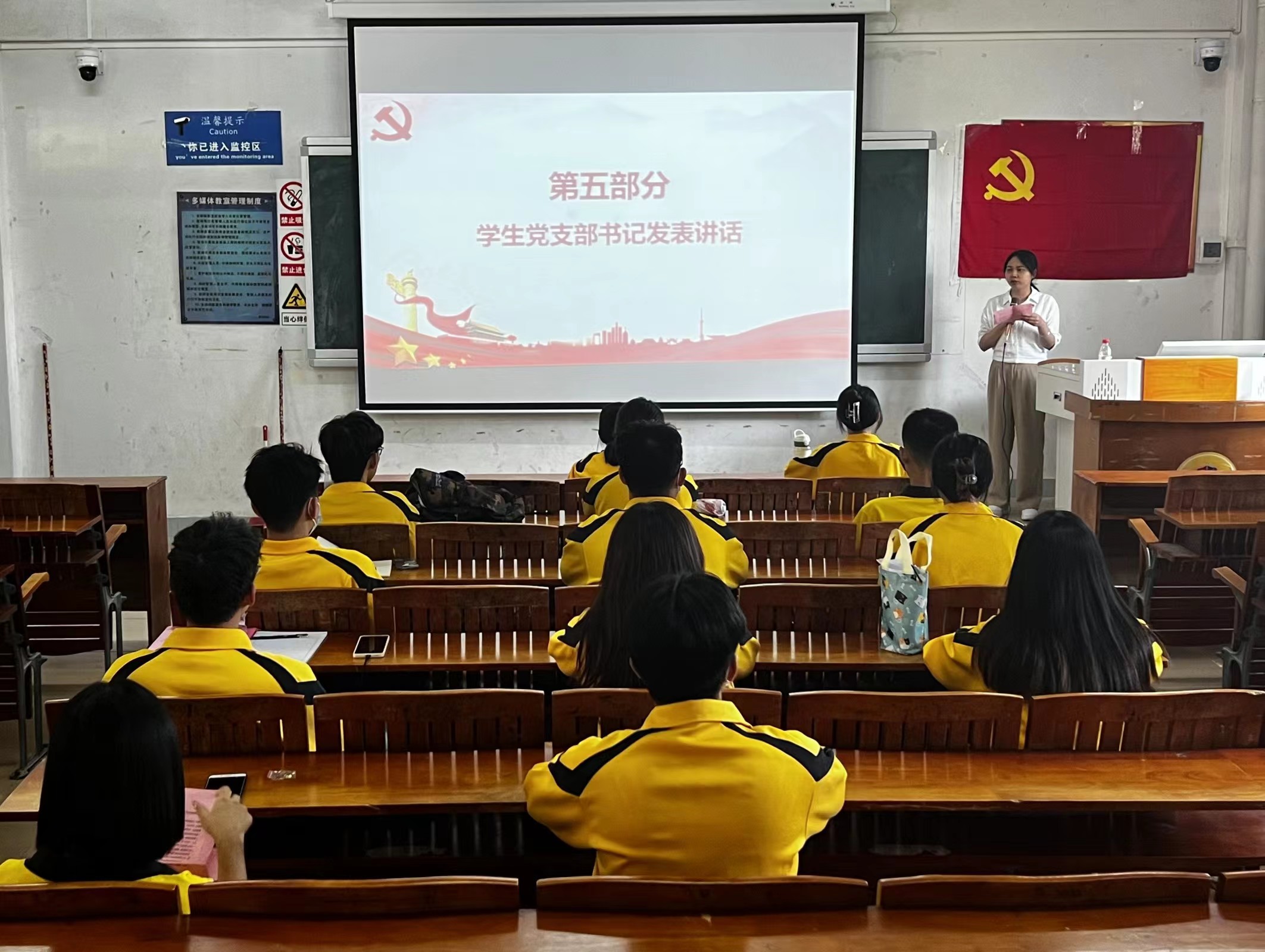 图为梁少萍发表讲话.jpg