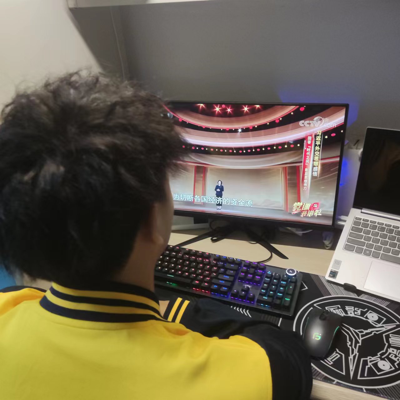 图为入党积极分子认真观看3.jpg