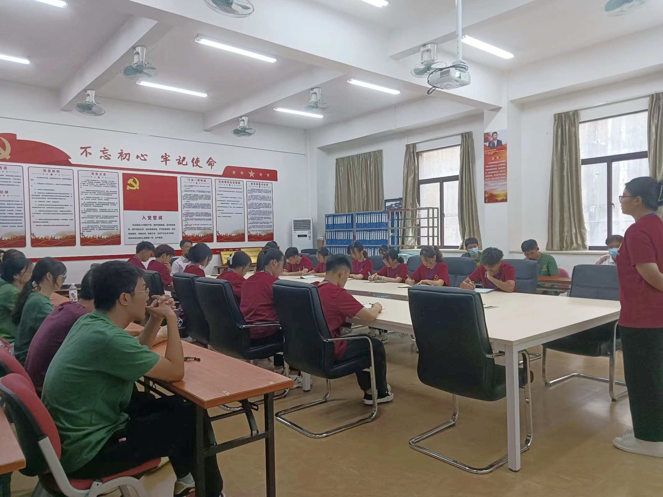 图为会议现场.jpg