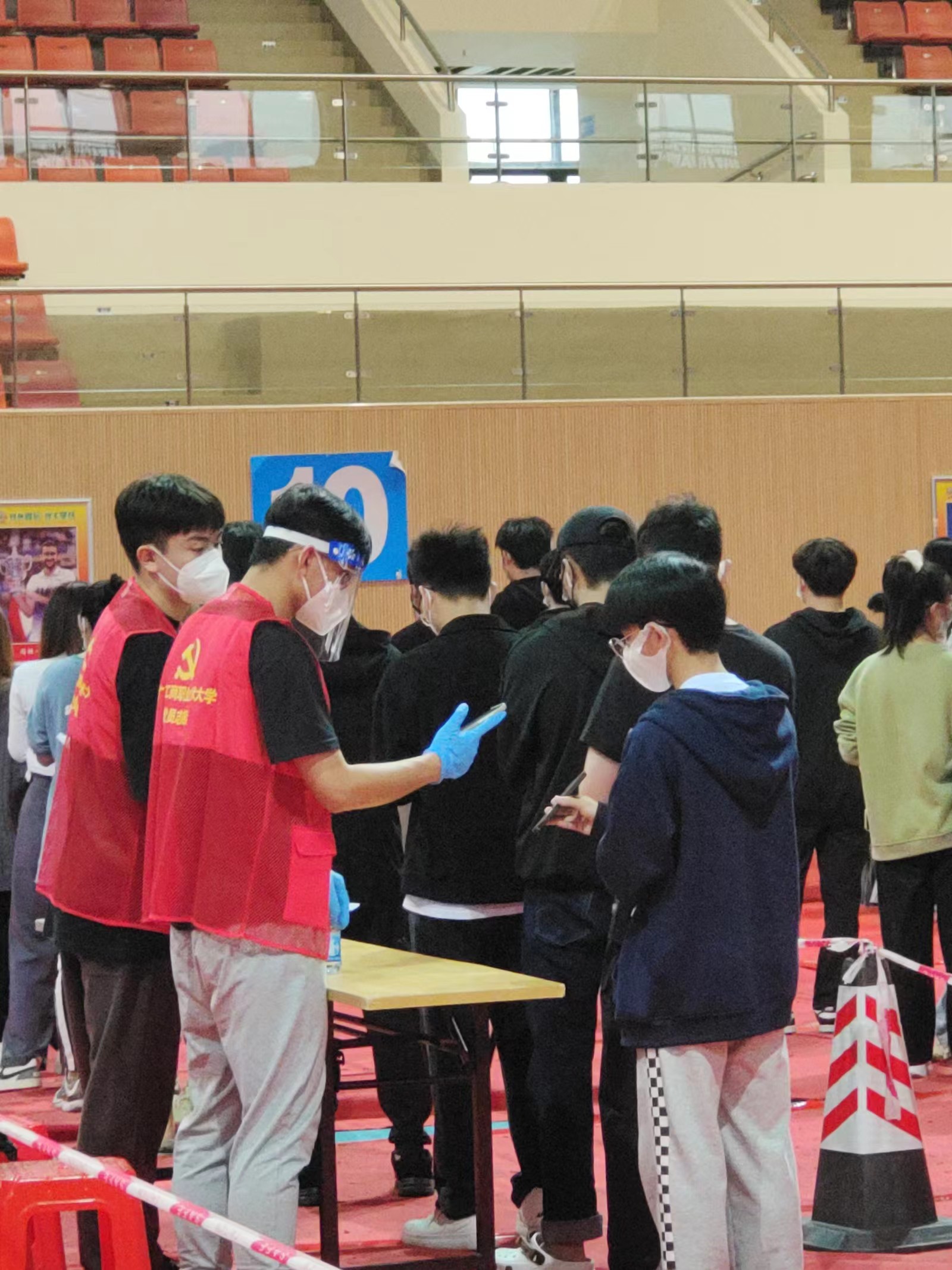 图为党员同志在做核酸信息检录.jpg
