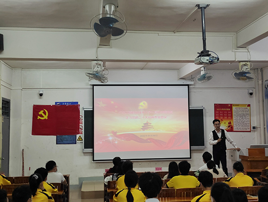图为韩治国在宣讲中.jpg
