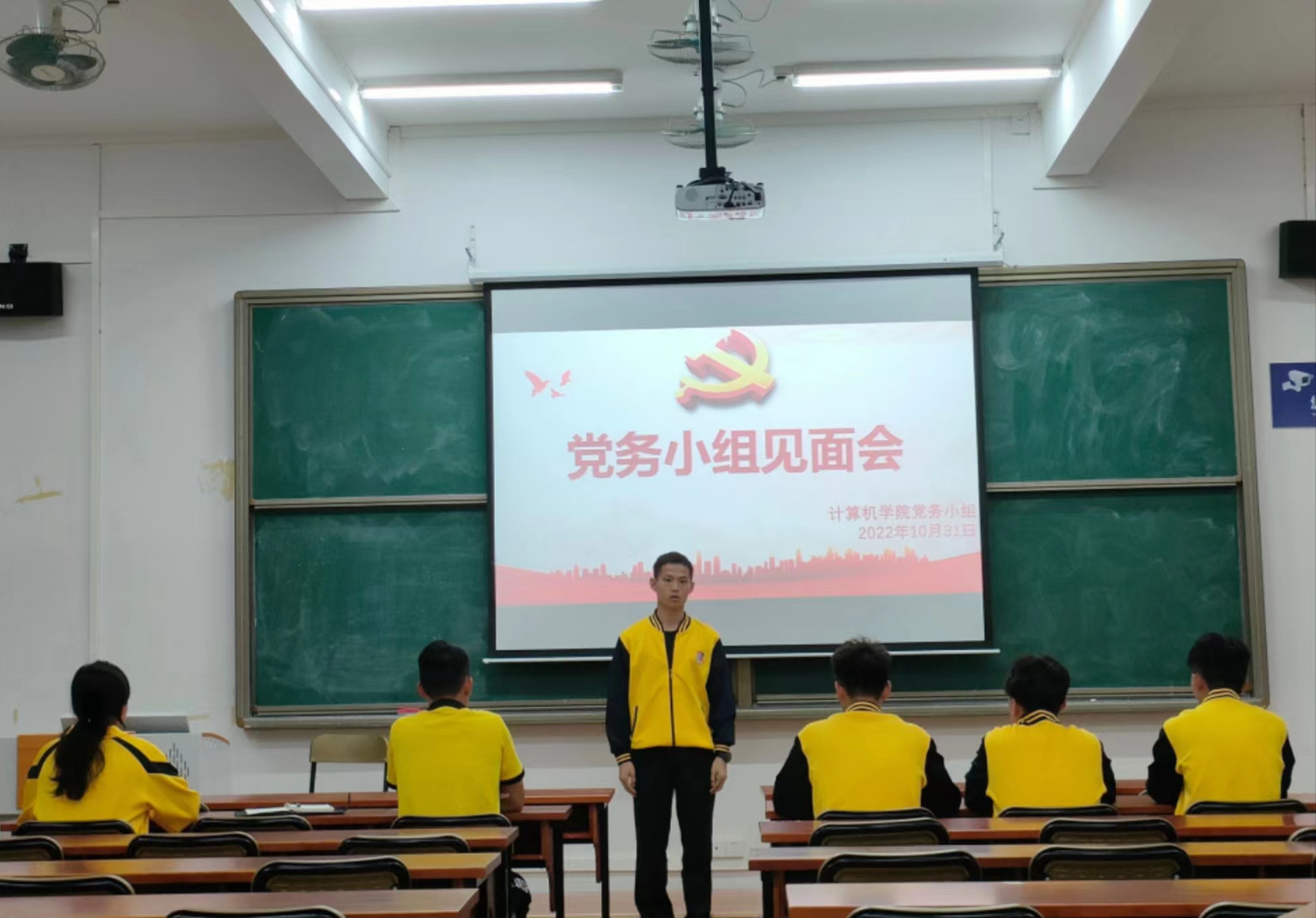 图为22级考核干事上台自我介绍.jpg