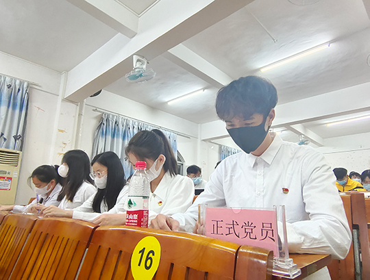 图为在校党员认真做笔记.jpg