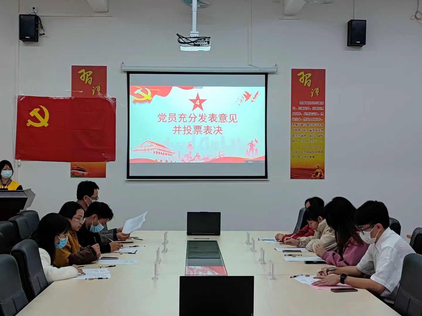 图为党员对预备党员进行讨论和票决现场.jpg