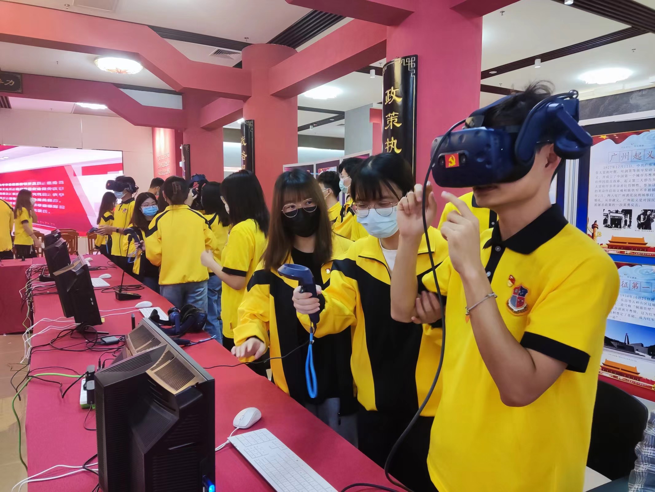 图为党员师生体验VR设备.jpg