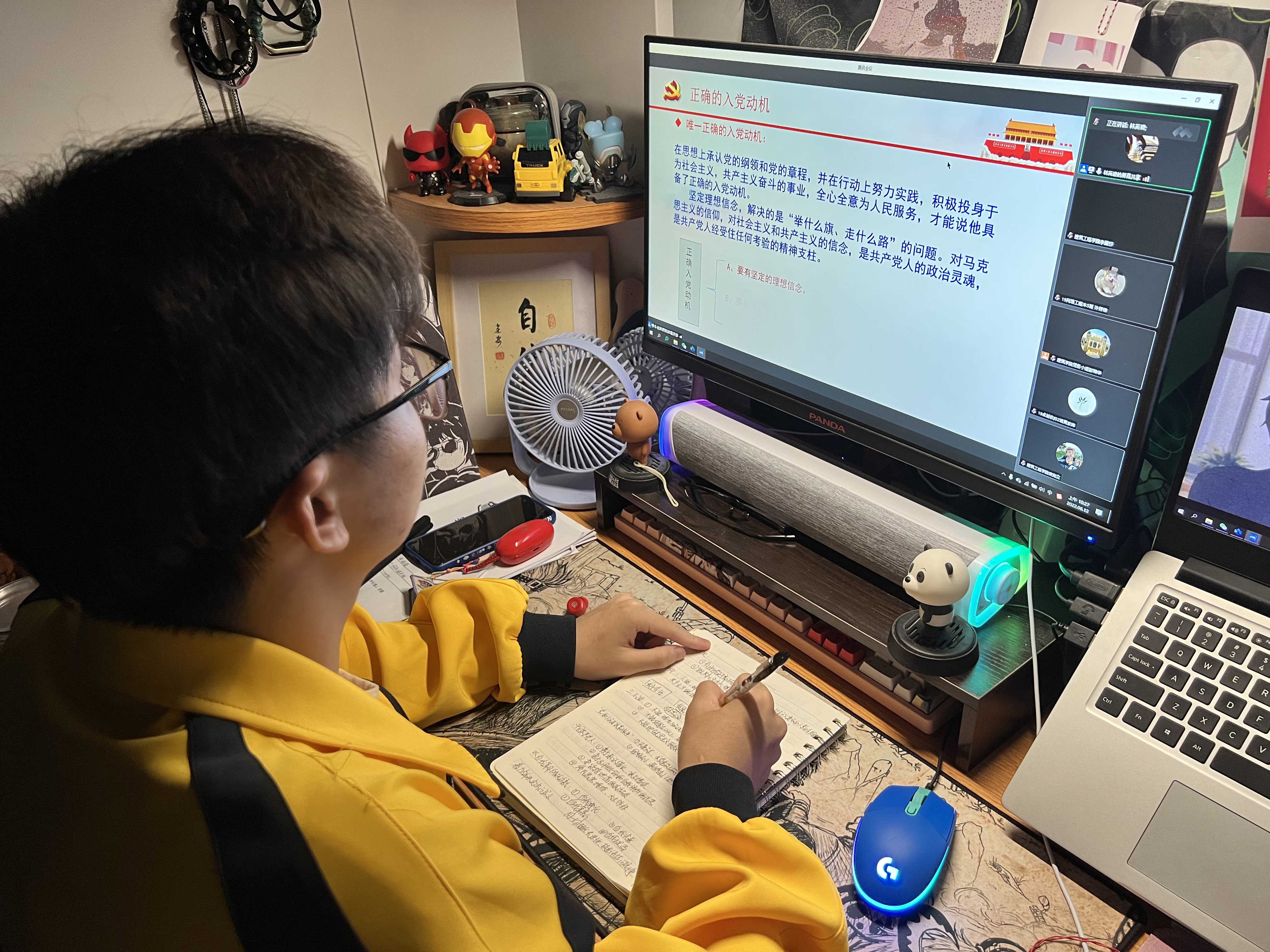 图为发展对象在记笔记.jpg