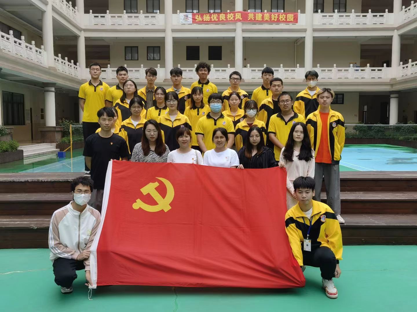 图为集体合影.jpg