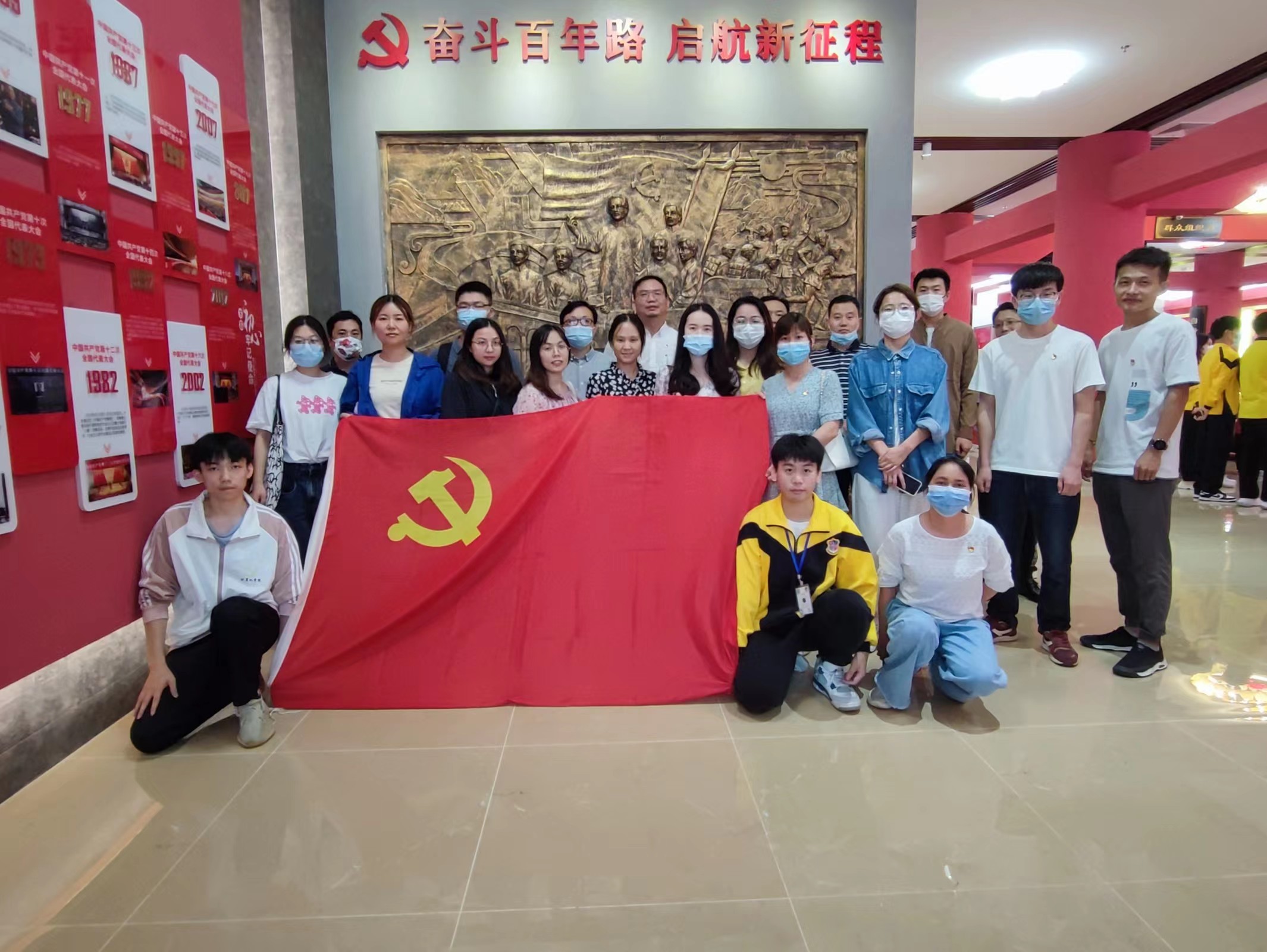 图为党员同志们合照.jpg