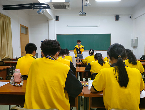 图为21级考核干事在台上汇报.jpg