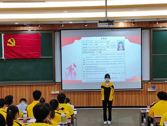 图为发展对象作思想汇报.jpg