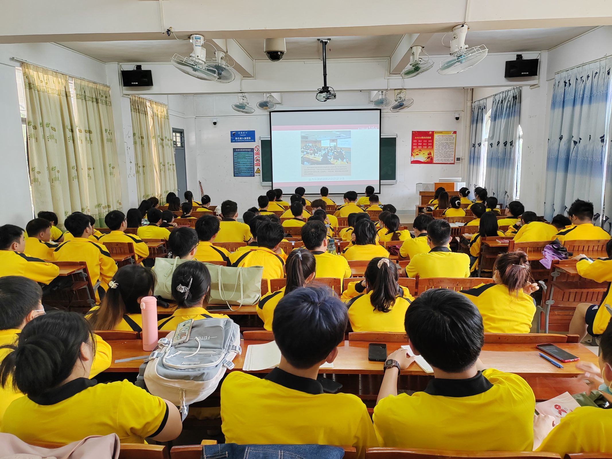 图为入党积极分子在观看视频 .jpg