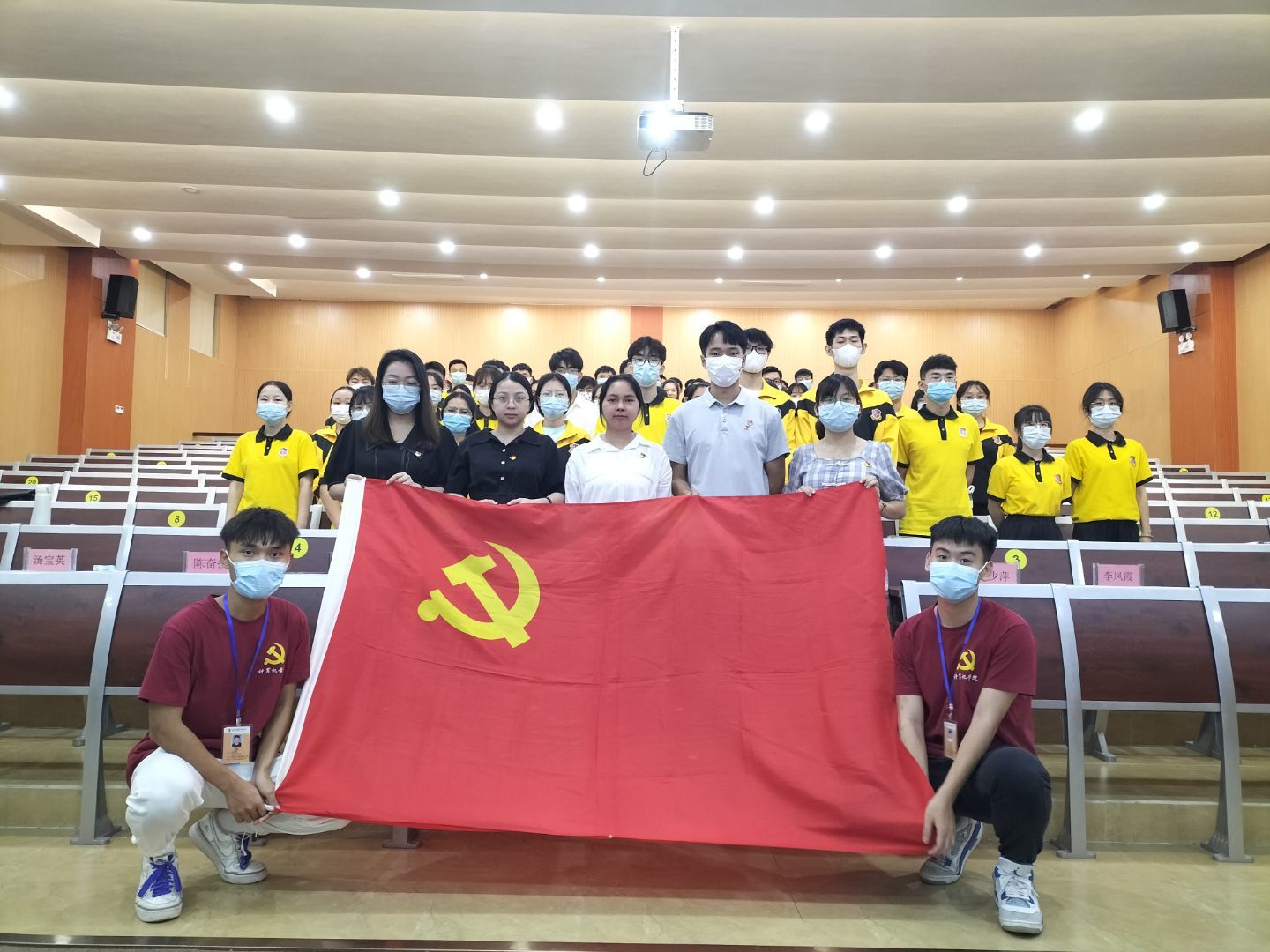 图为参会人员合影.jpg