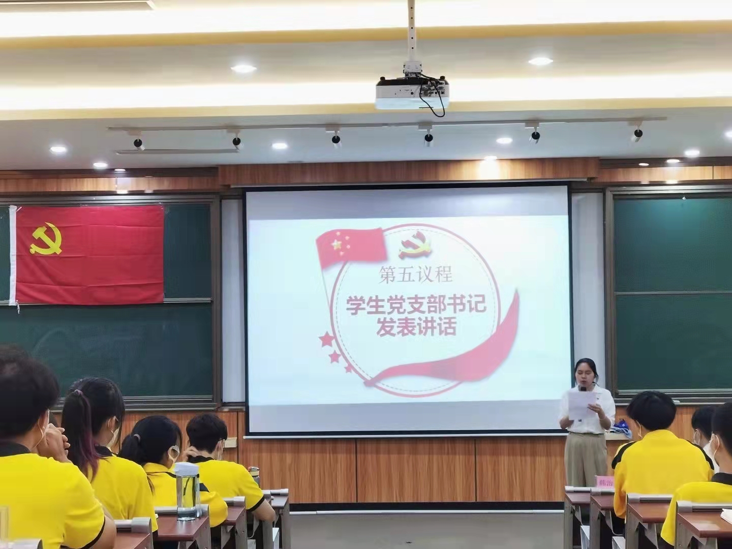 图为梁少萍发表讲话.jpg