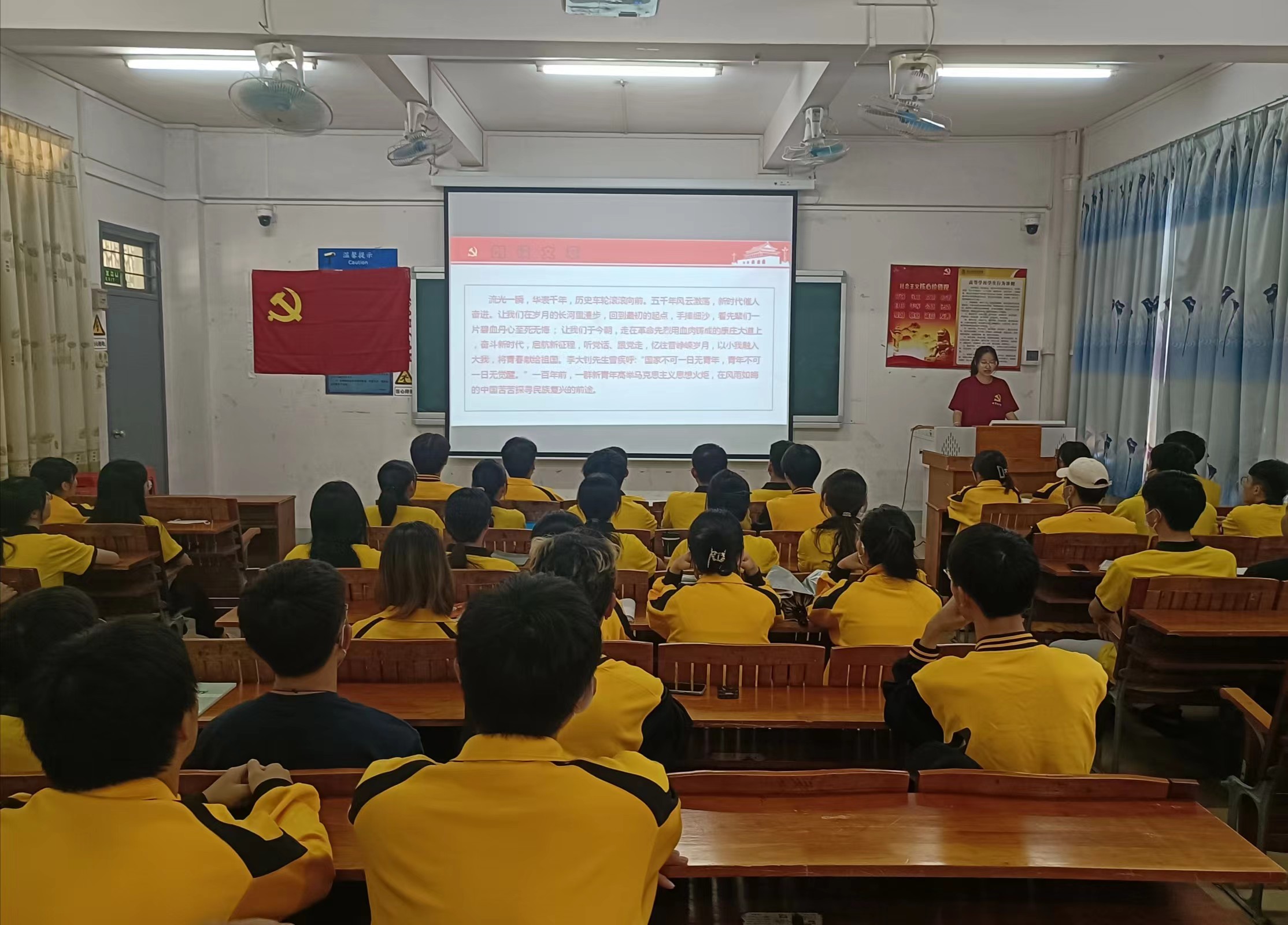 图为朗读现场.jpg