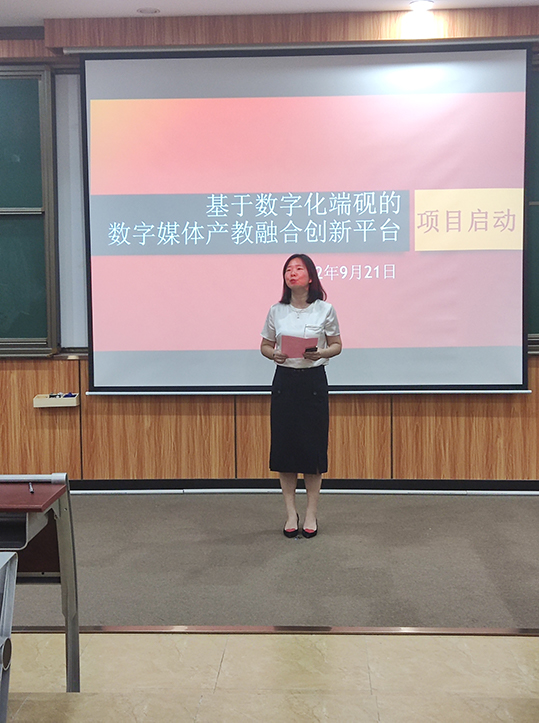 图为杨晓微代表企业表态发言.jpg