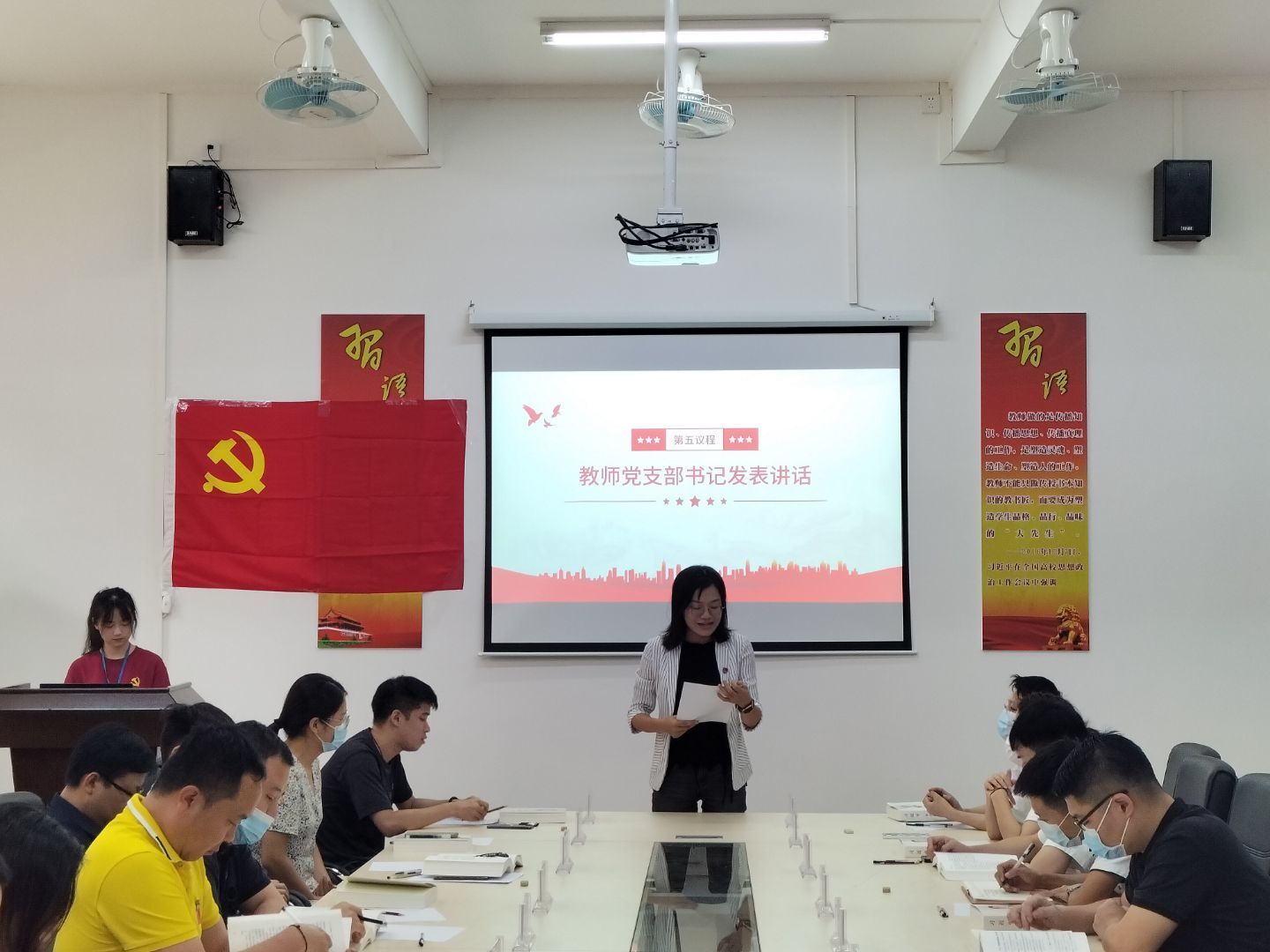 图为潘惠苹在发表讲话.jpg