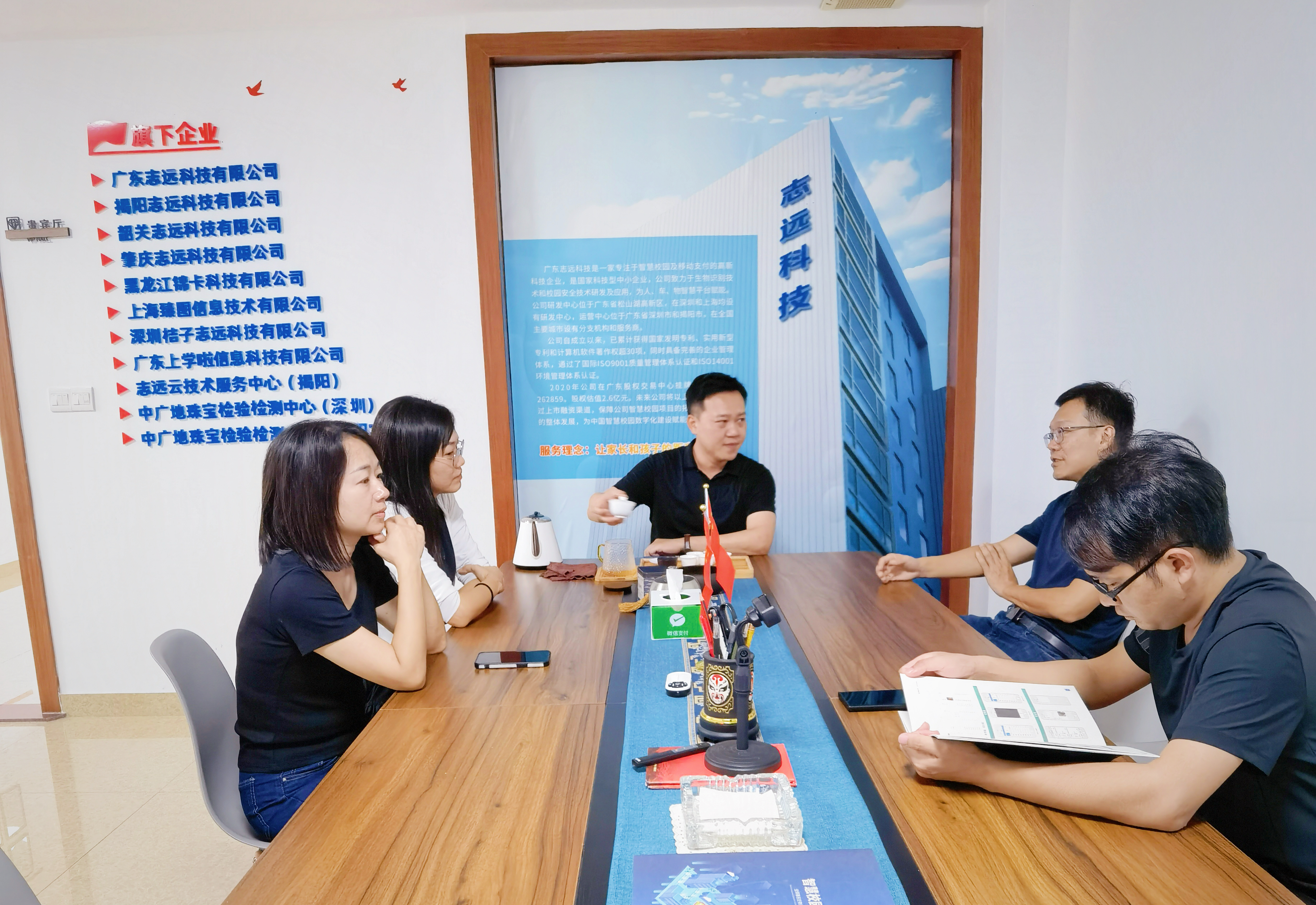 图为方泽强在介绍学校及永利集团3044欢迎你相关情况.jpg