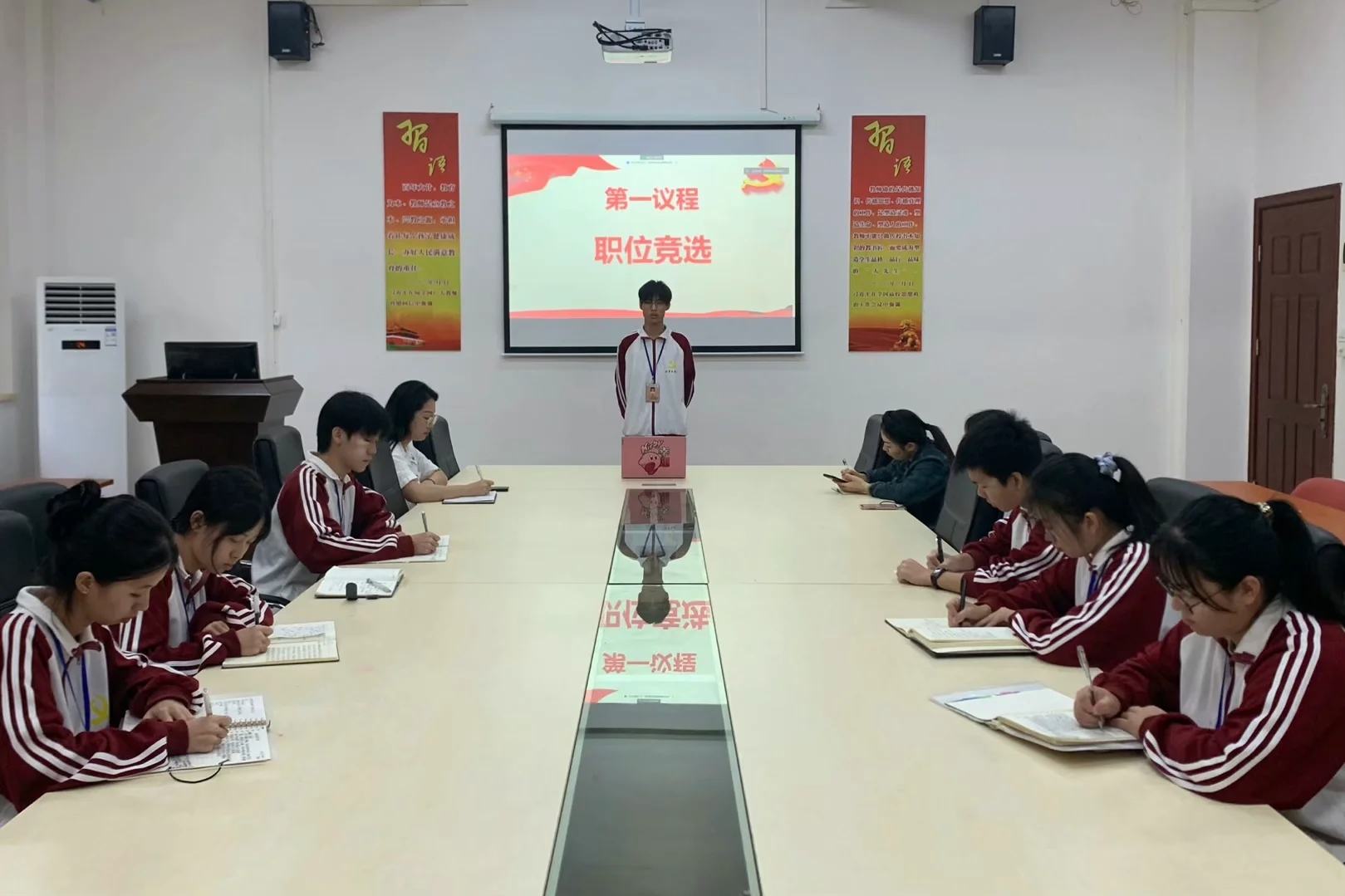 图为22级干事在竞选演讲.jpg 图为22级干事在竞选演讲.jpg