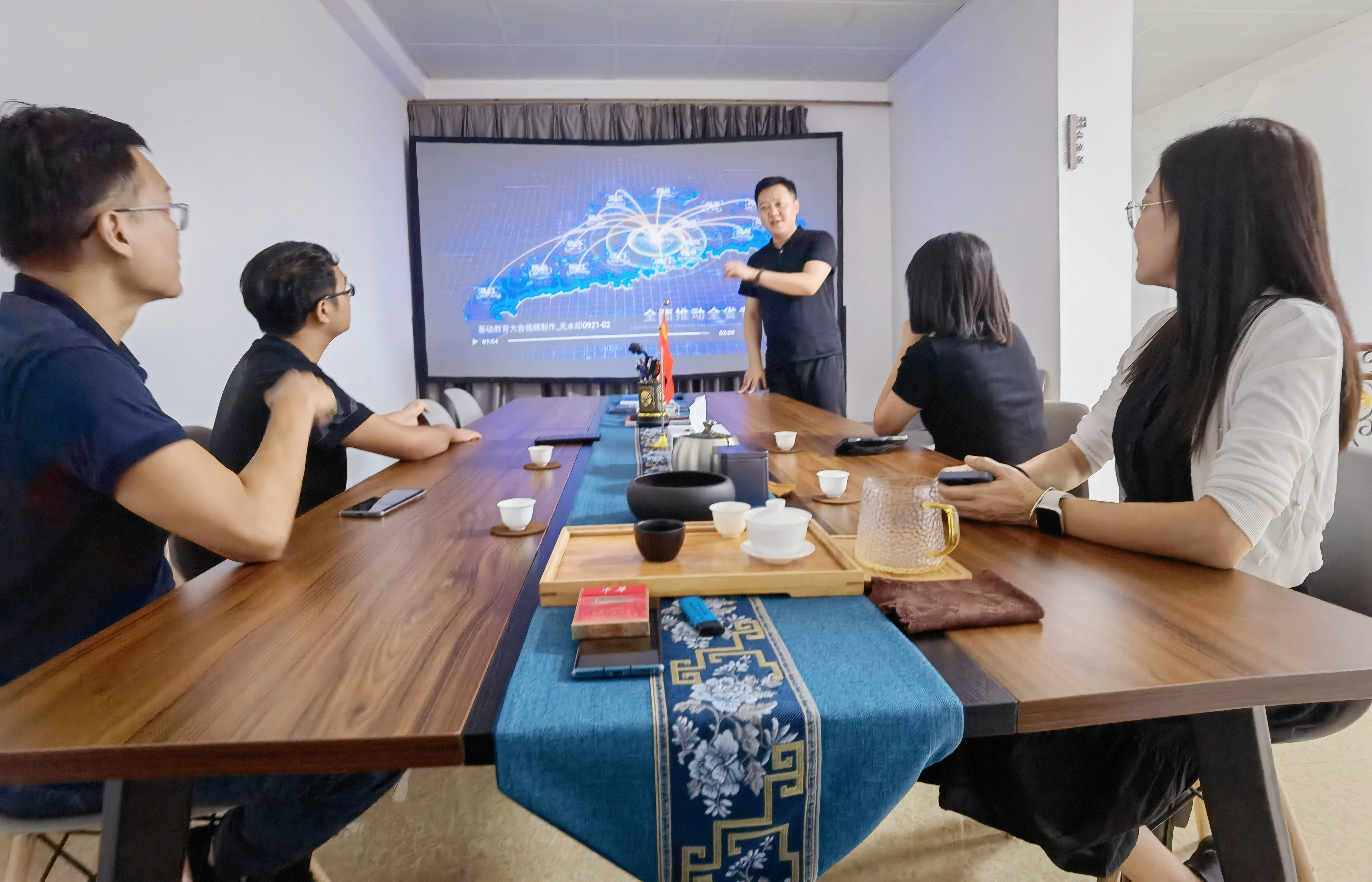 图为吴锦志在介绍企业相关情况.jpg