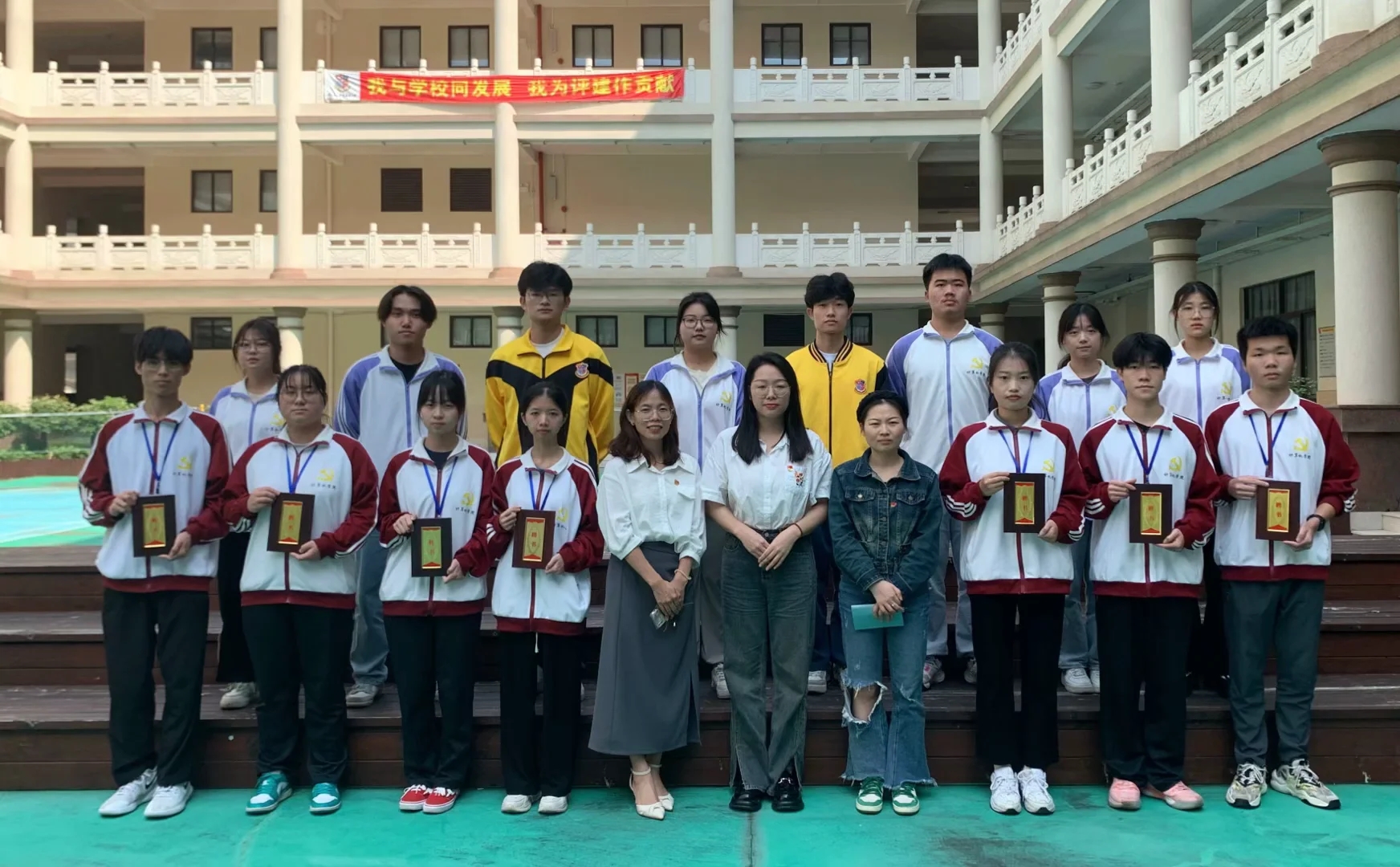 图为集体合影.jpg 图为集体合影.jpg