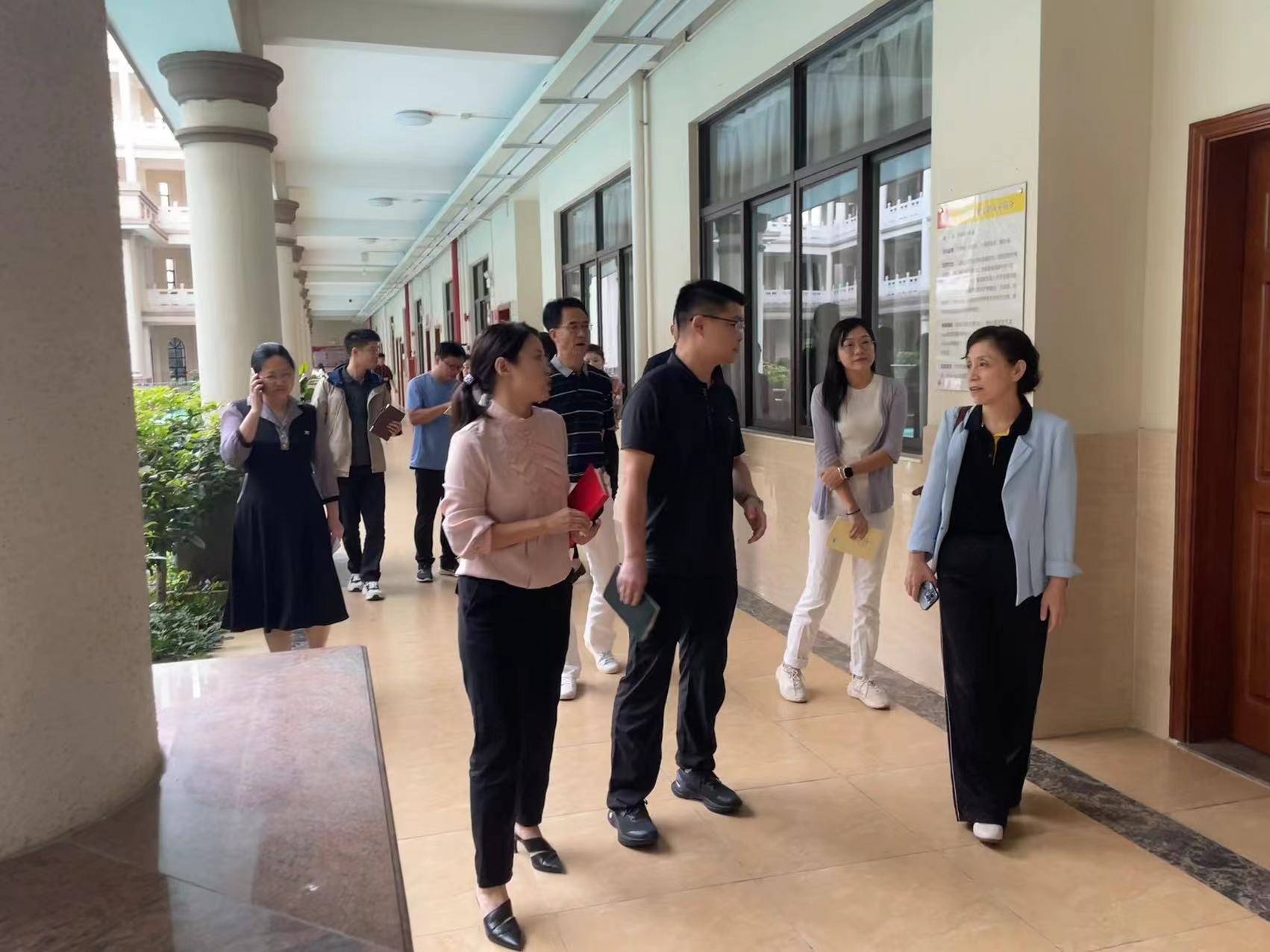 图为客人在参观粤嵌产业学院.jpg