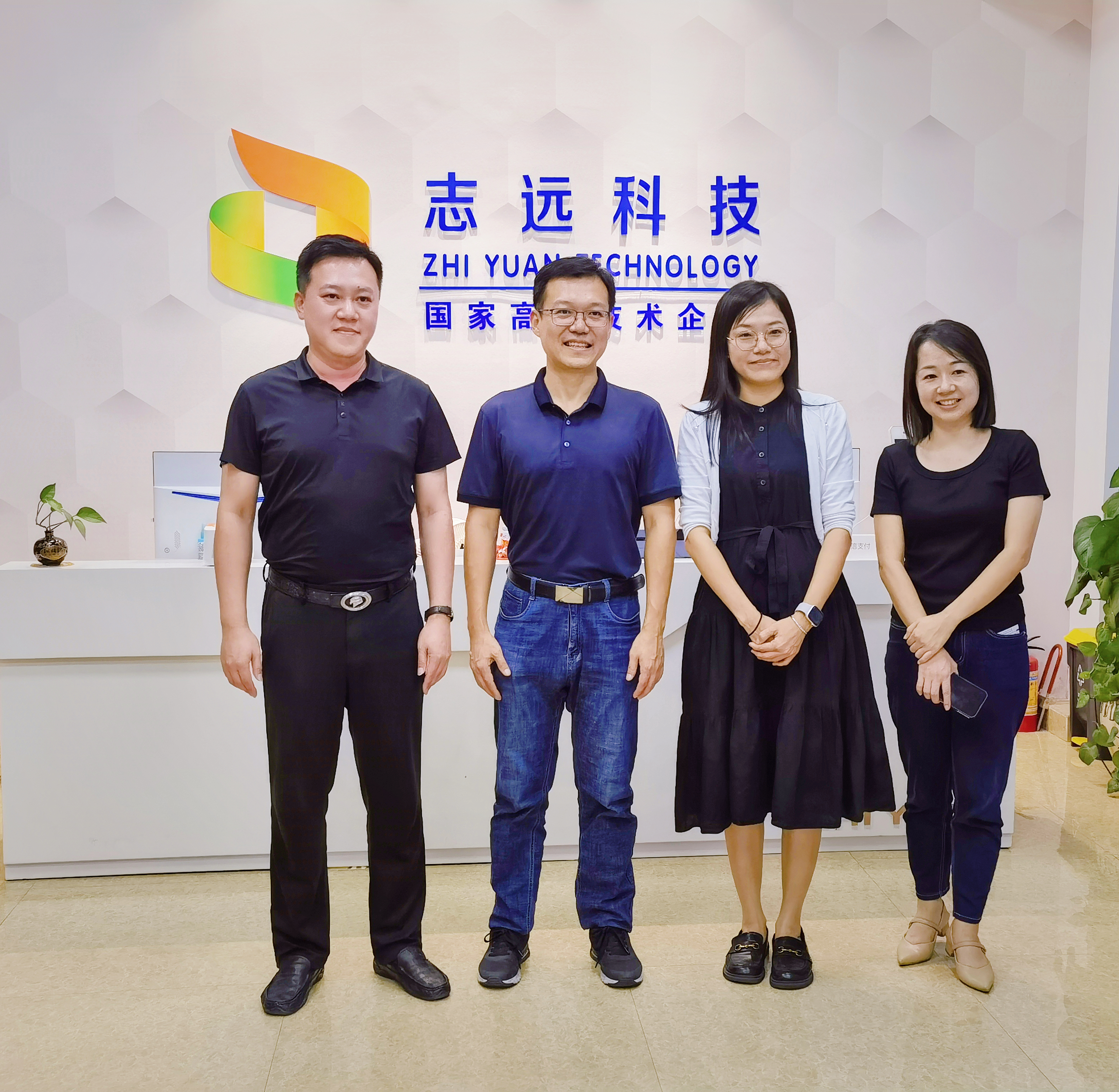 图为大家在企业合影留念.jpg
