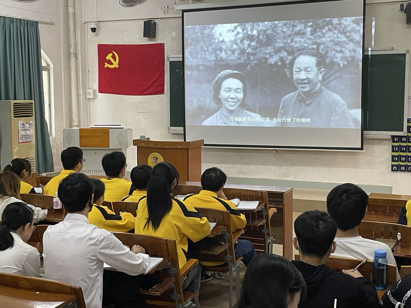 图为参会人员在认真观看视频.jpg 图为参会人员在认真观看视频.jpg