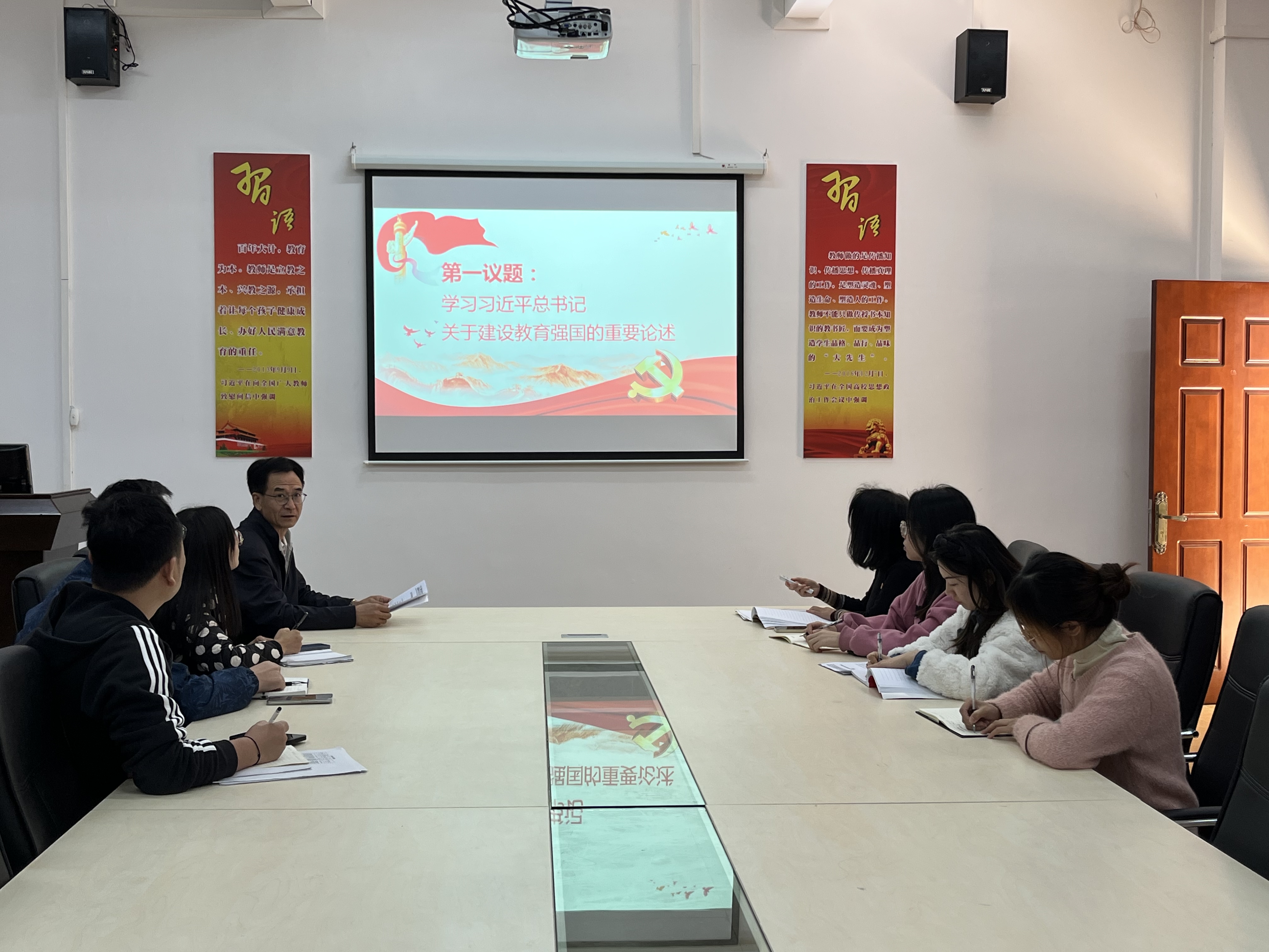 图为第一议题学习场面.jpg 图为第一议题学习场面.jpg