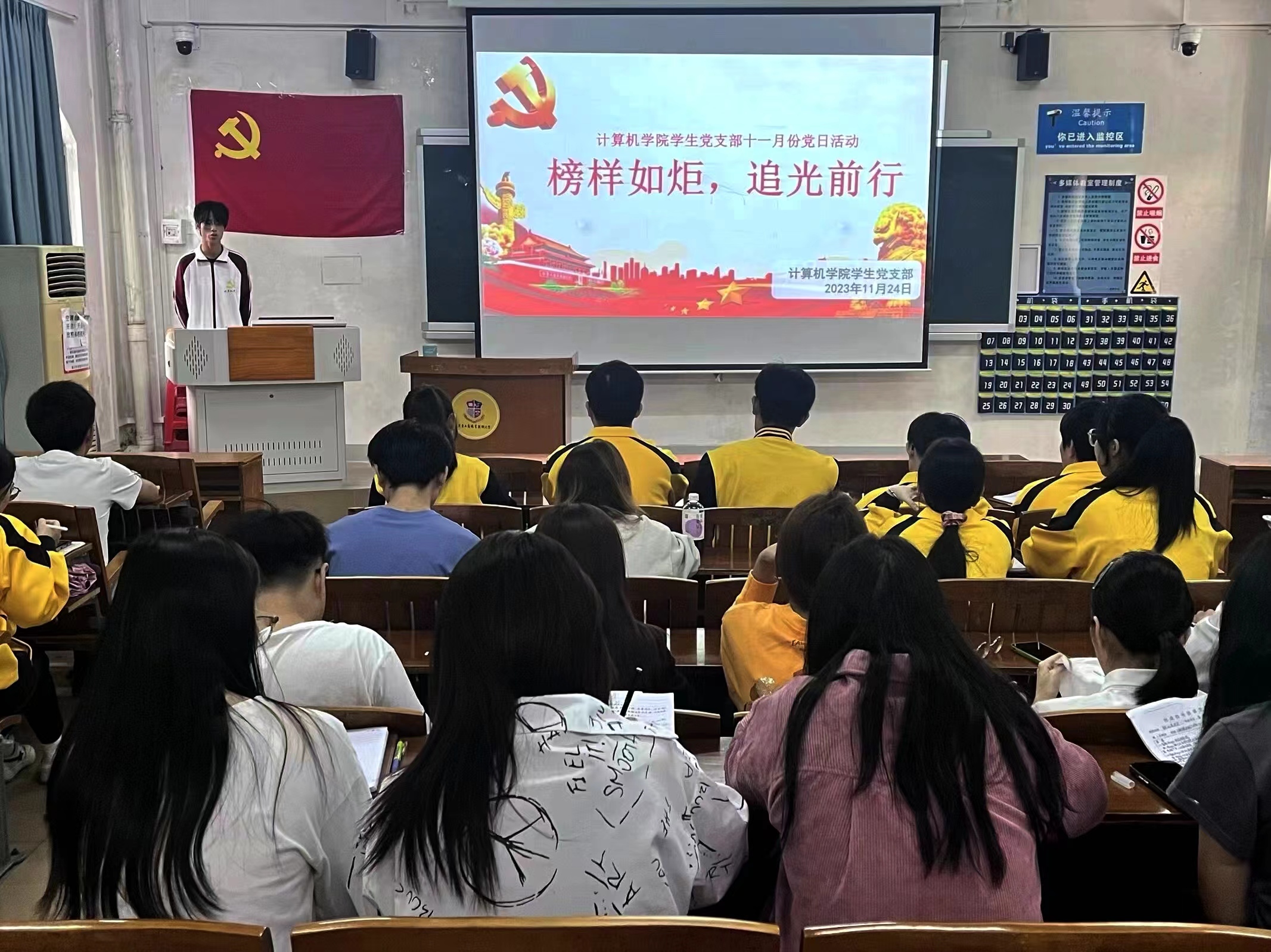 图为主持人介绍活动内容.jpg 图为主持人介绍活动内容.jpg