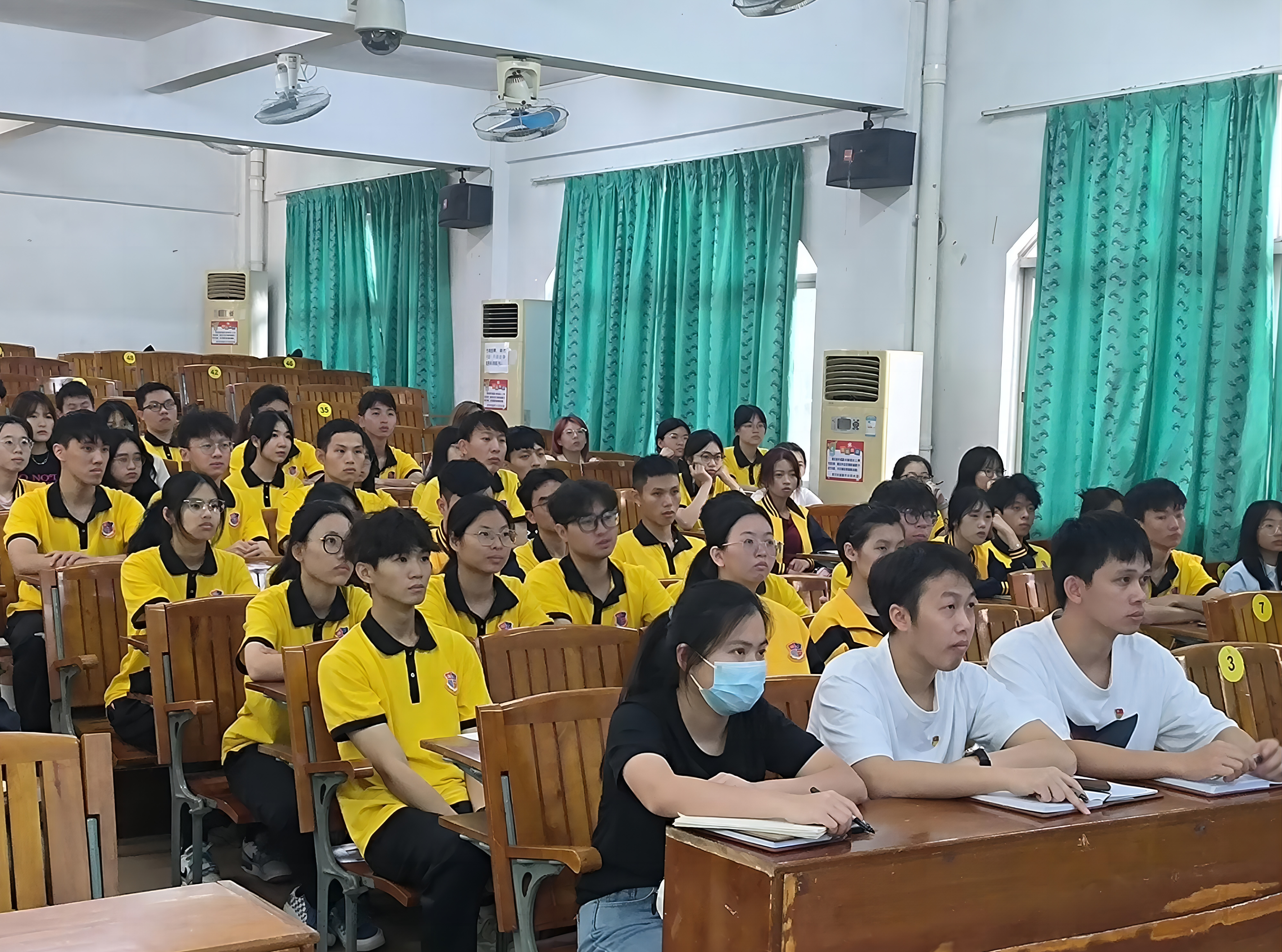 图为参会人员认真观看视频.jpg 图为参会人员认真观看视频.jpg