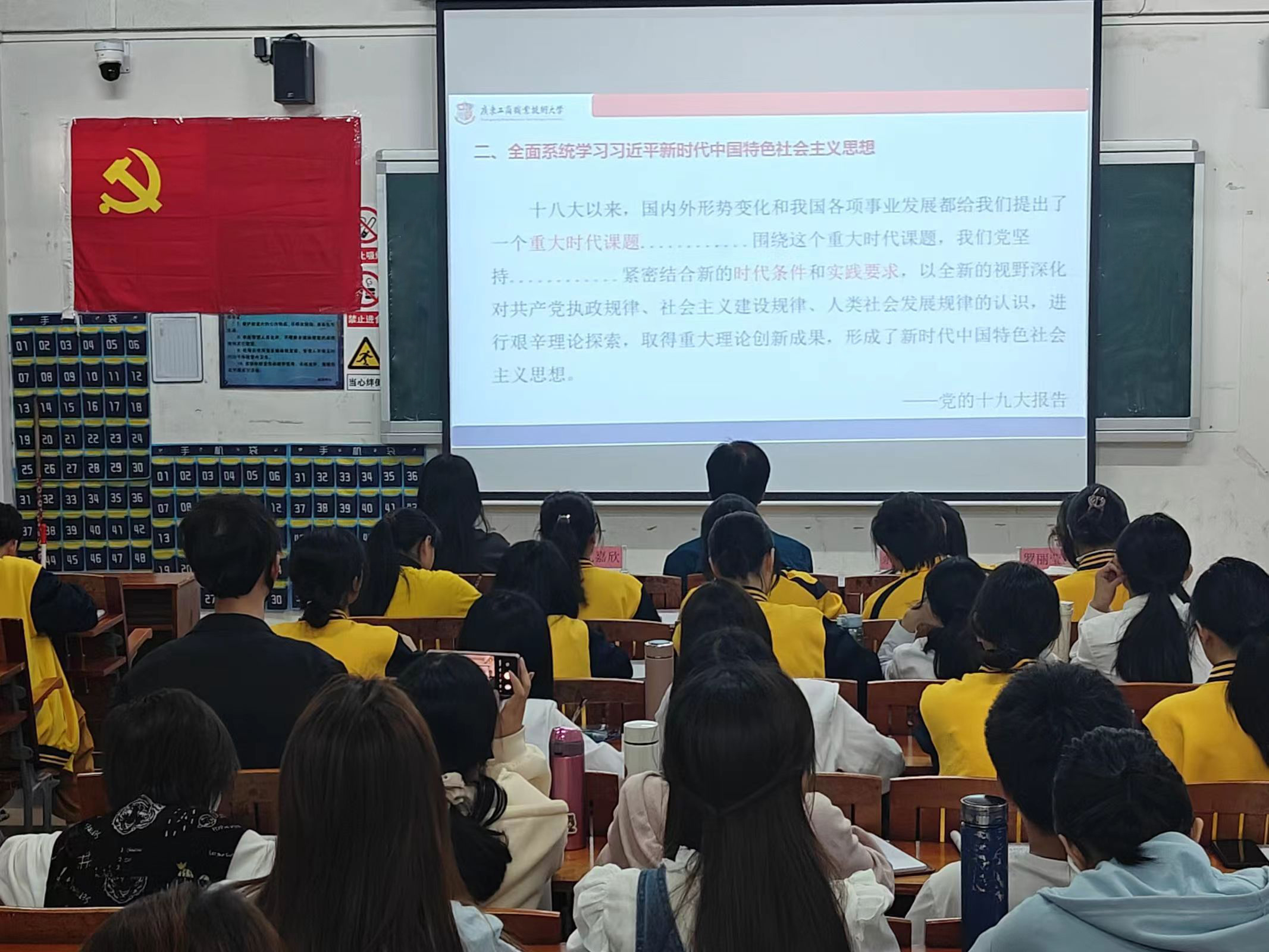 图为党员认真在听讲.jpg 图为党员认真在听讲.jpg