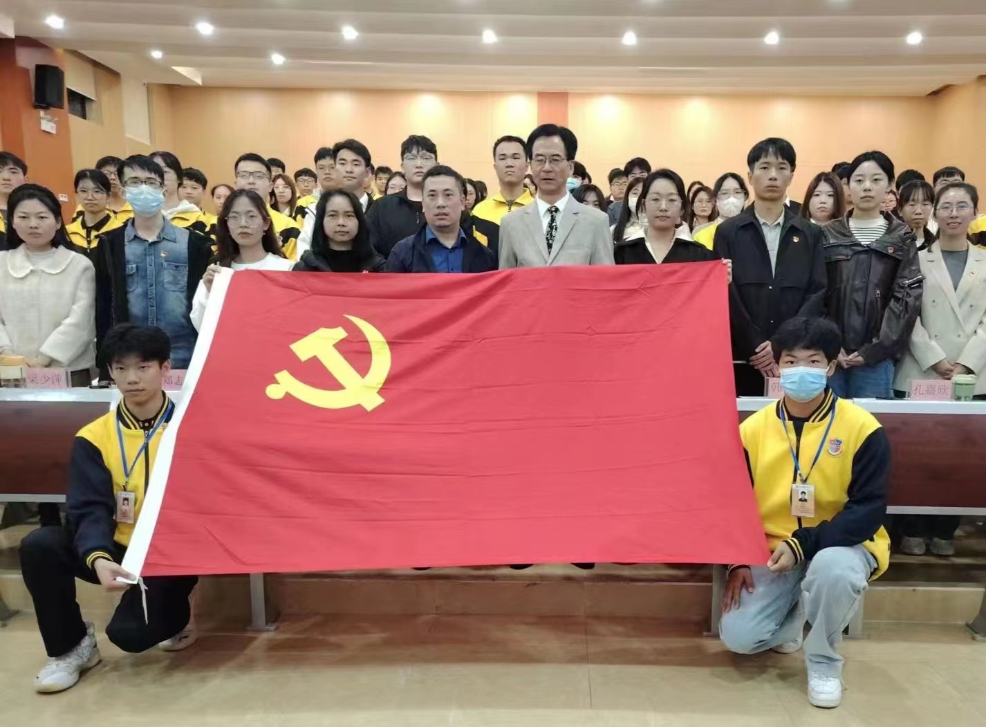 图为参会人员合影.jpg 图为参会人员合影.jpg