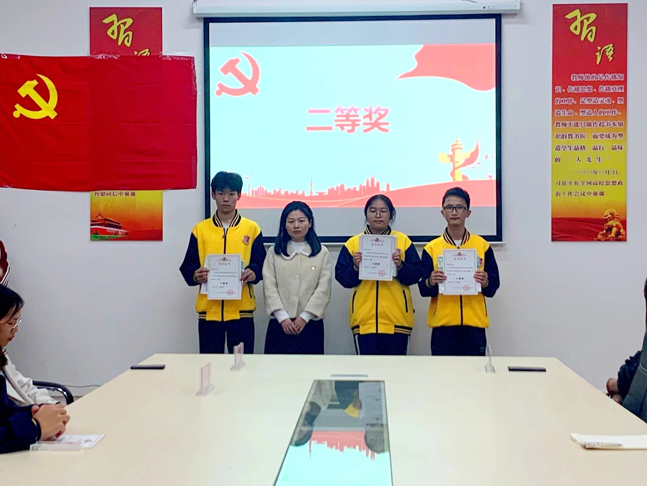 图为余思佳为二等奖获得者颁奖.jpg 图为余思佳为二等奖获得者颁奖.jpg