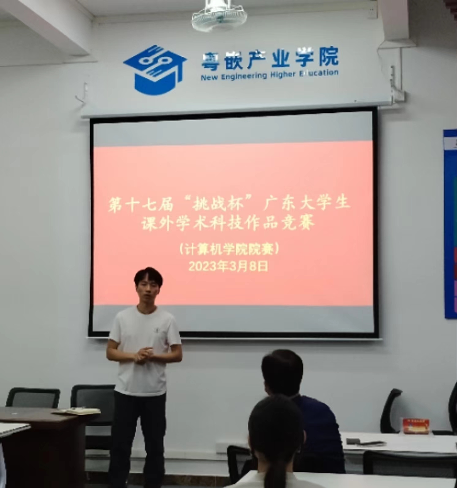 图为陈奋扬对上台选手提出建议.jpg