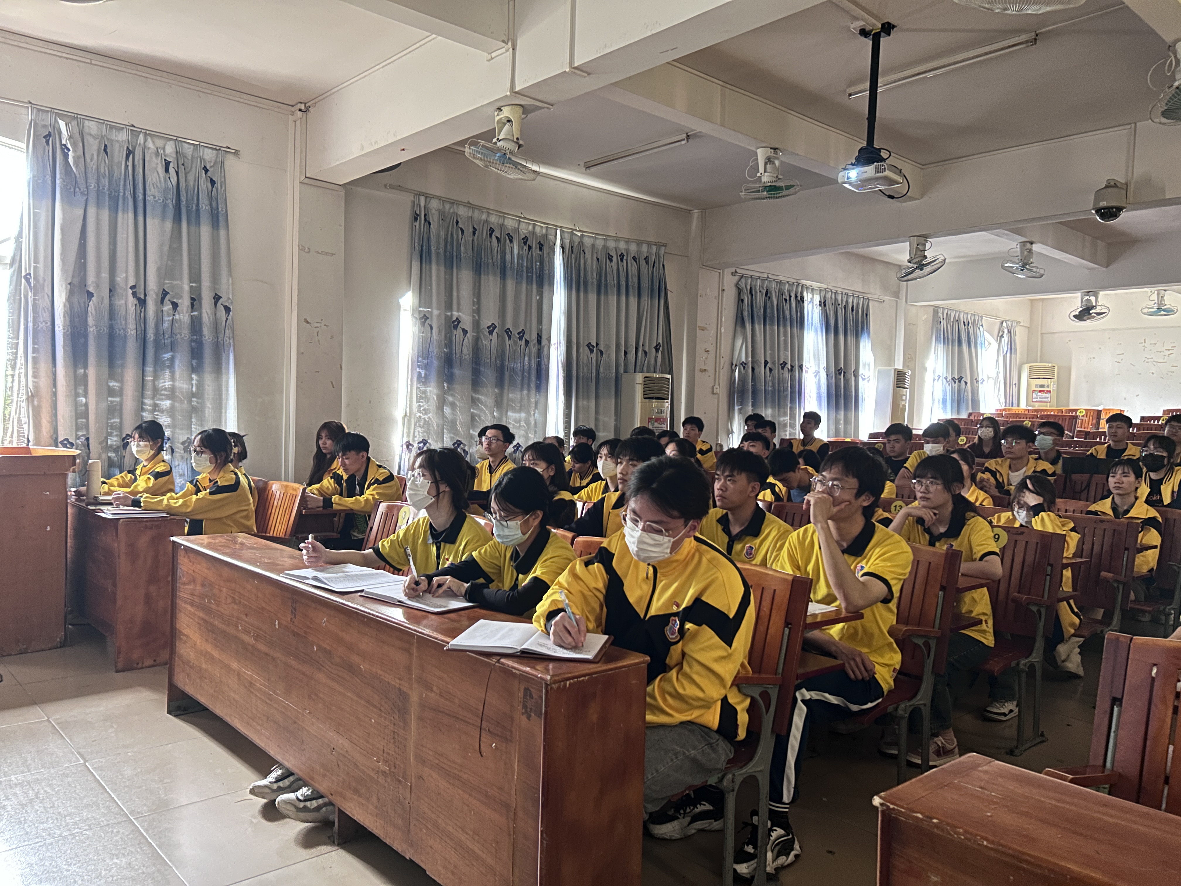 图为会议现场 .jpg