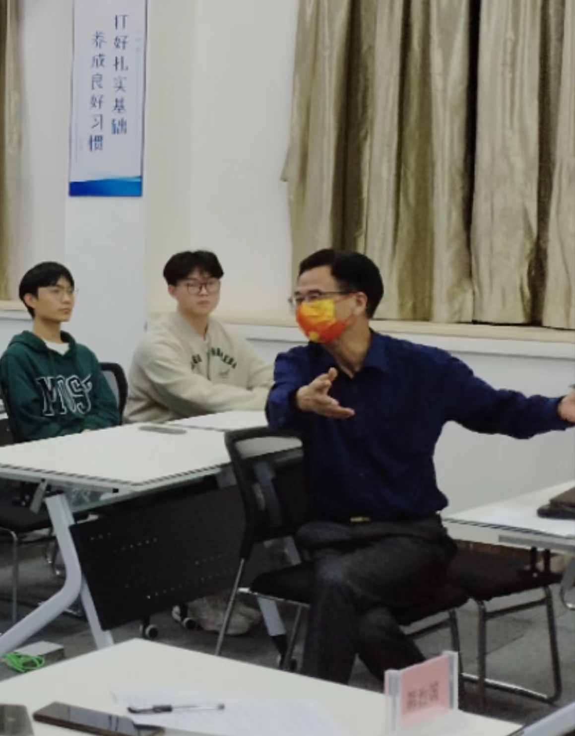 图为韩治国点评项目情况并授课.jpg