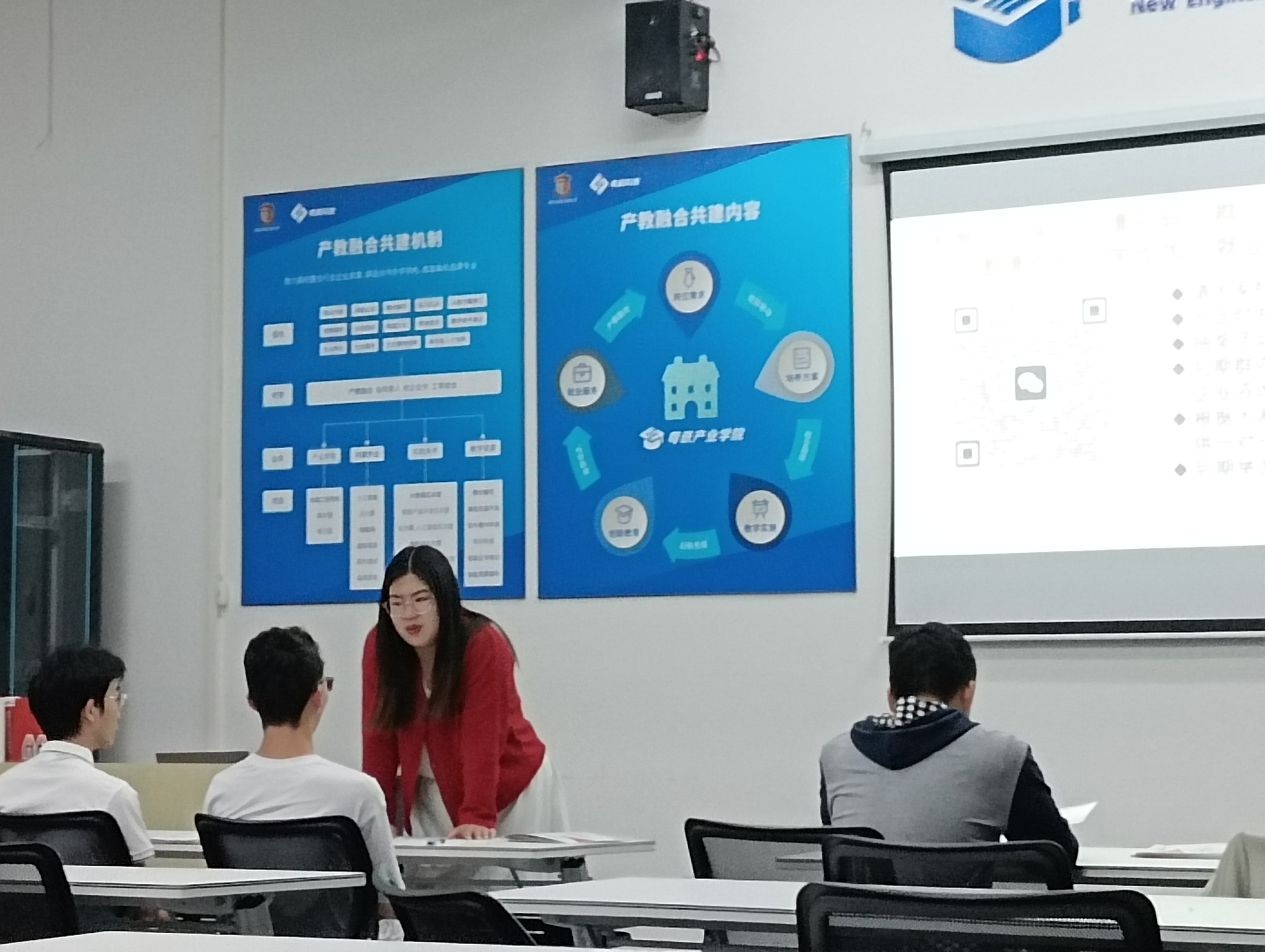 图为孔垂柳经理现场与同学们互动.jpg