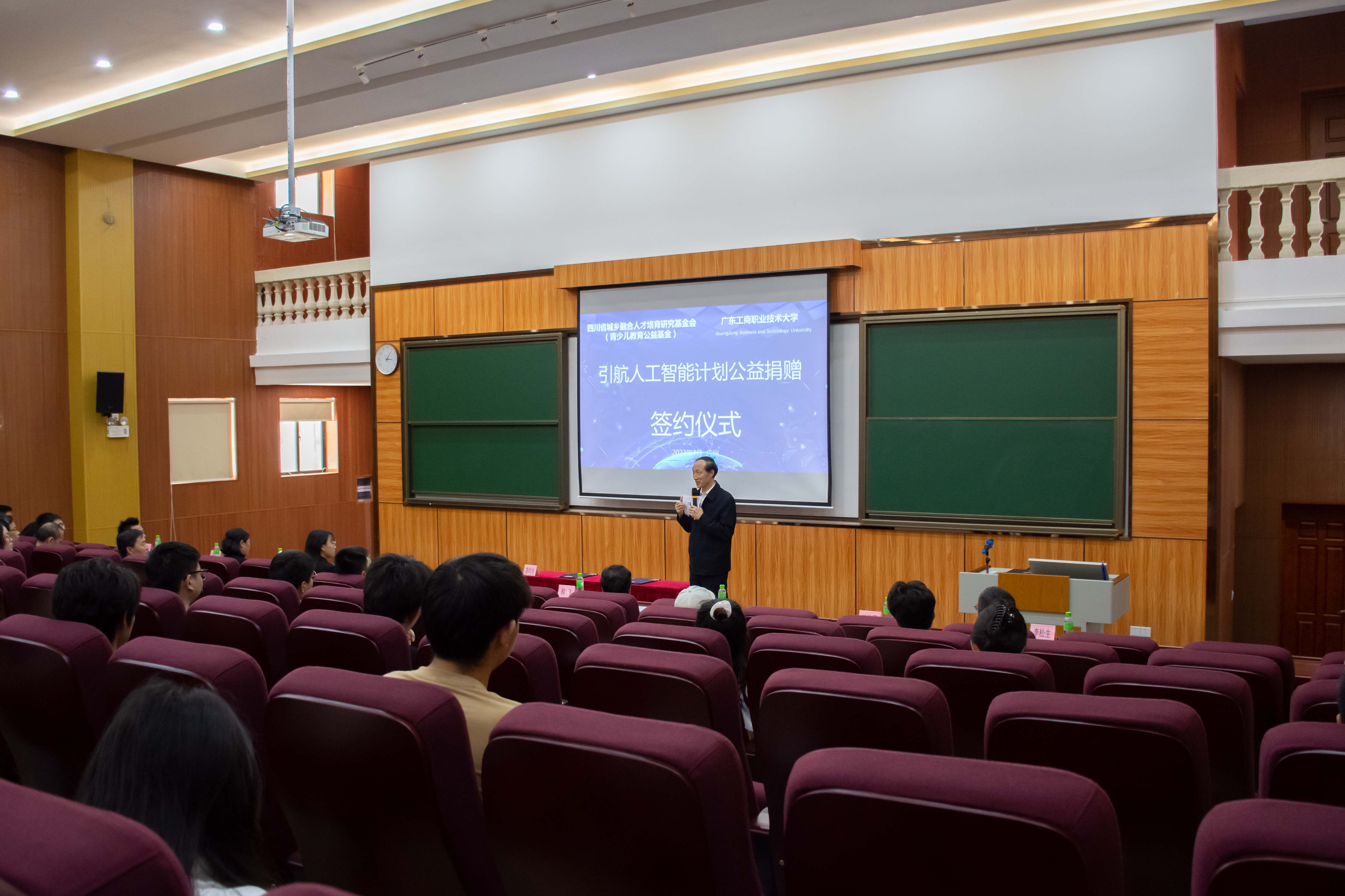 3图为和飞与参会人员交流.jpg