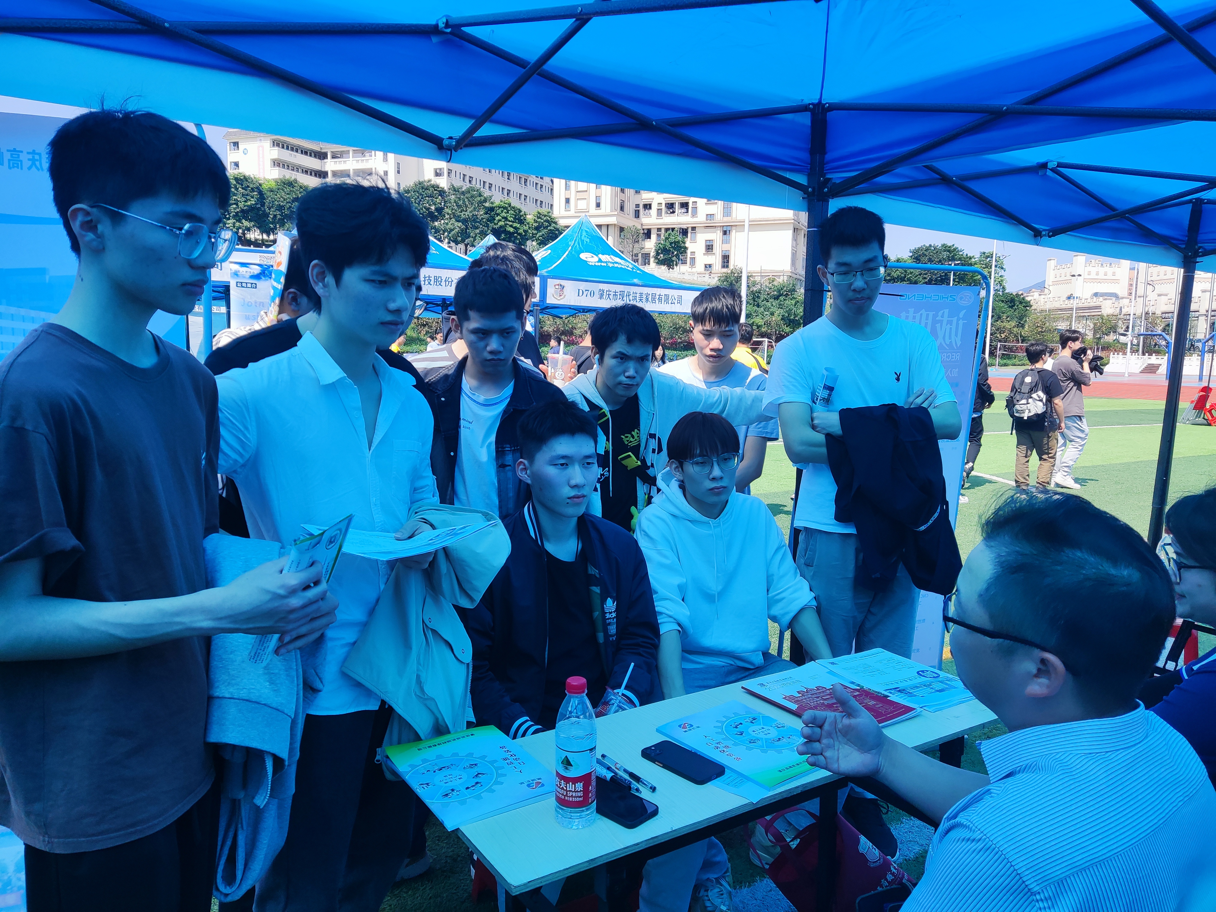 图为毕业生与用人单位交流.jpg