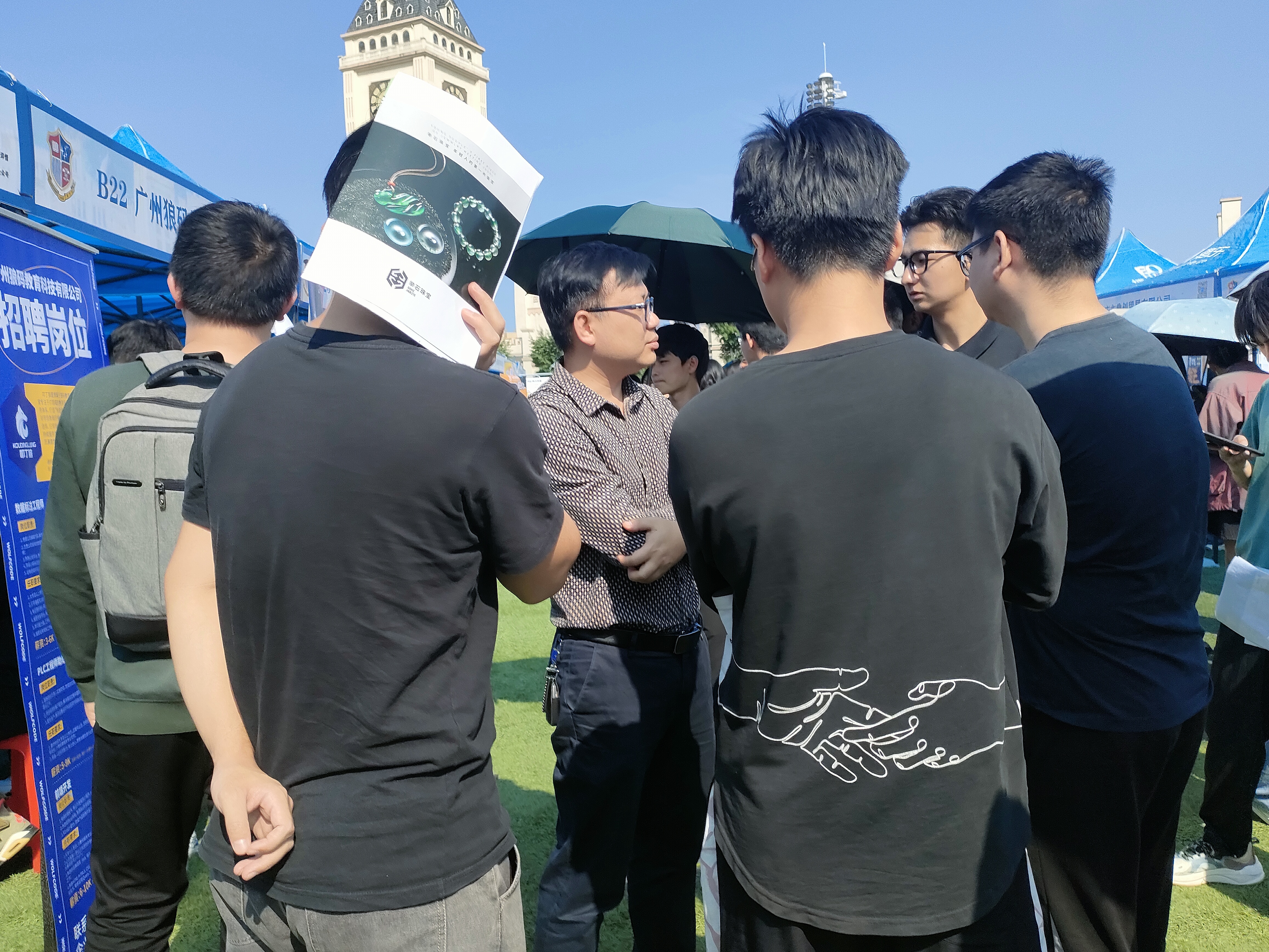 图为毕业班专任教师到现场指导学生就业.jpg